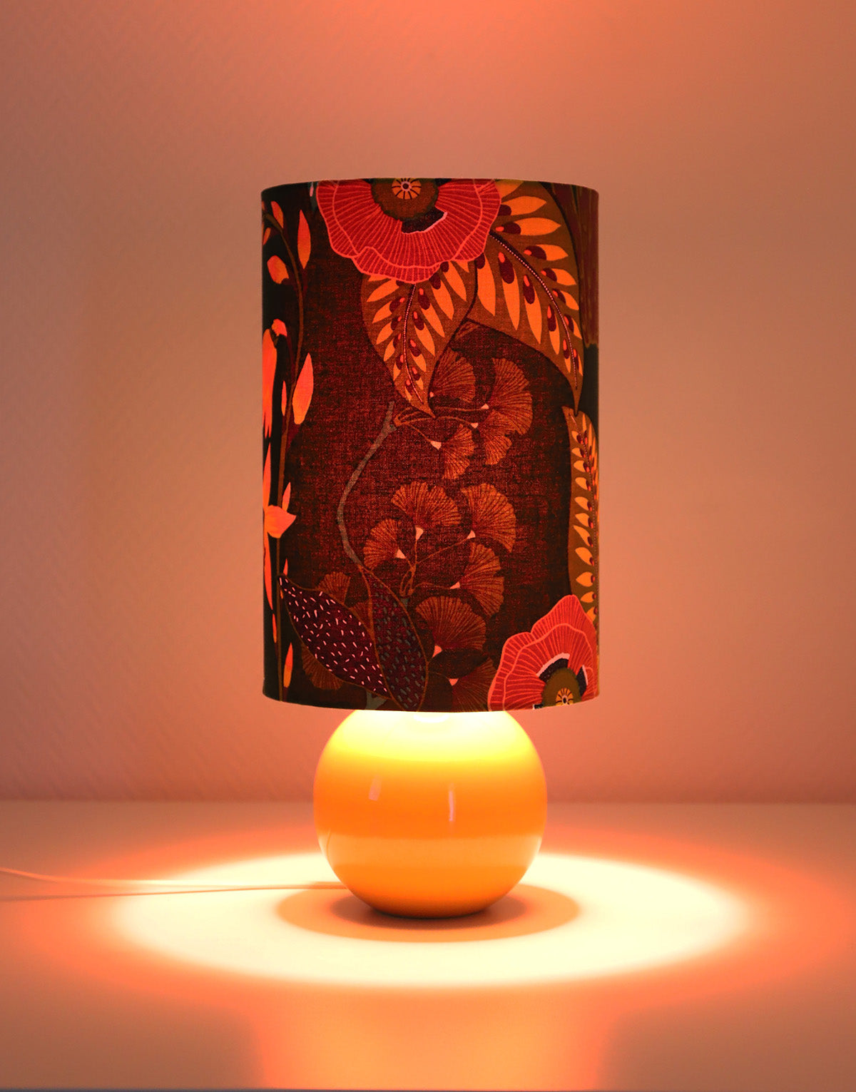 Lampe à poser, pied en céramique émaillée jaune et abat-jour imprimé