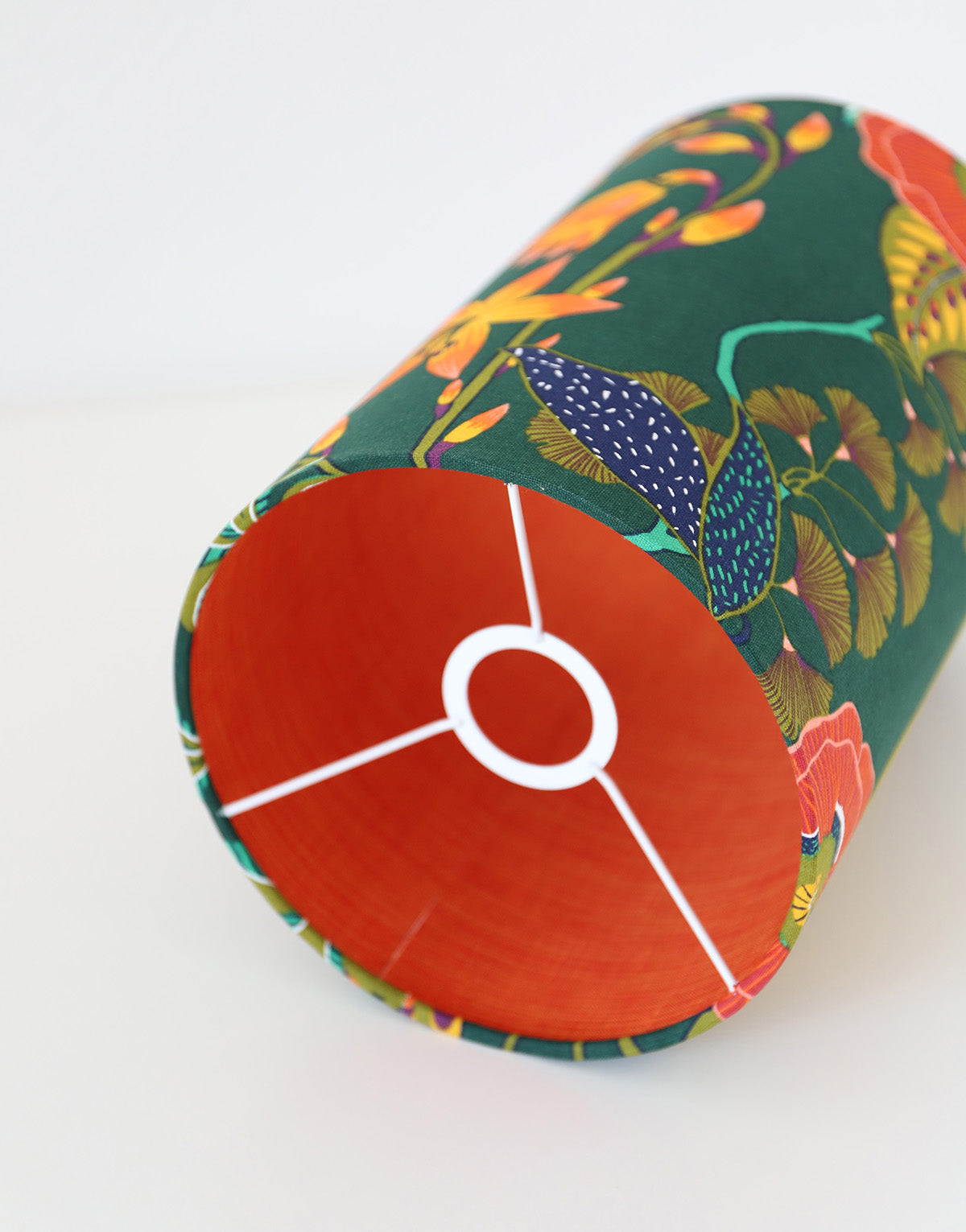 Lampe à poser, pied en céramique émaillée jaune et abat-jour imprimé