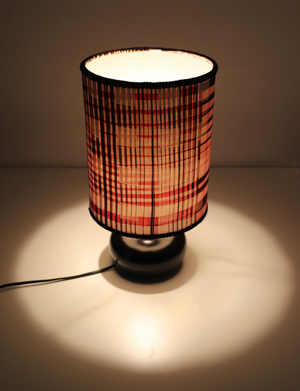 Lampe à poser, pied en céramique noir et abat-jour imprimé