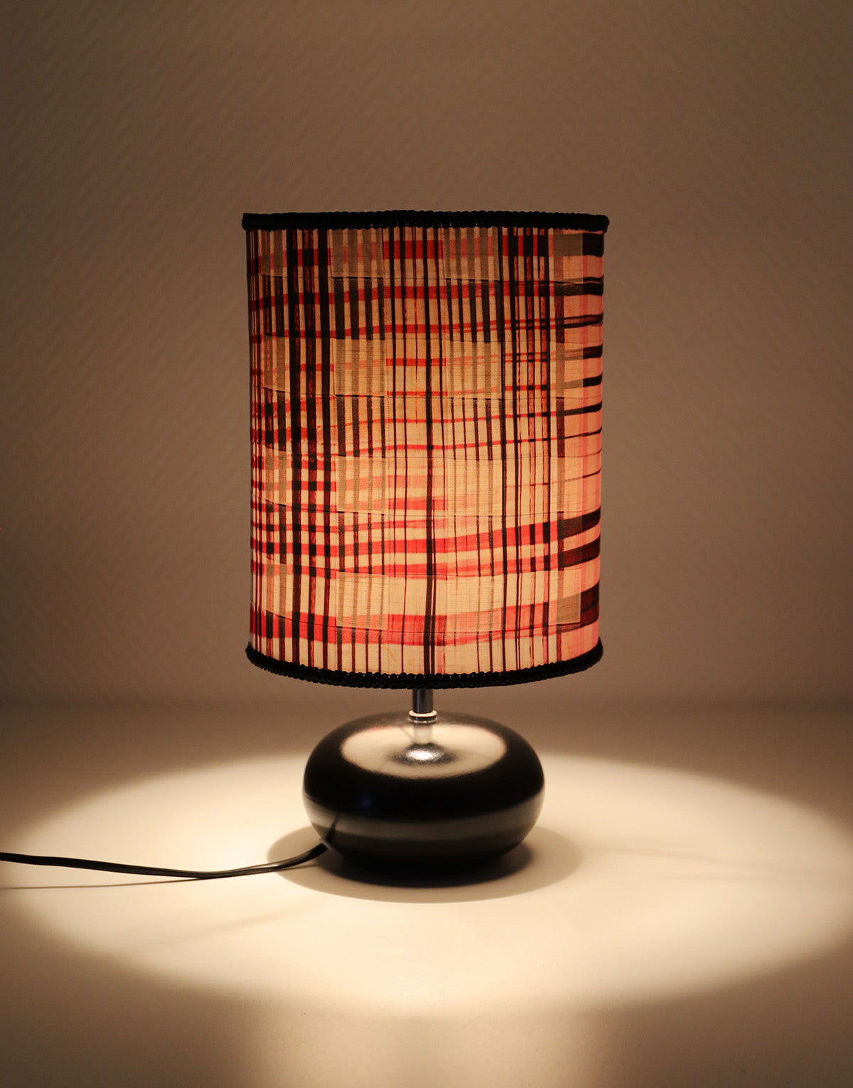 Lampe à poser, pied en céramique noir et abat-jour imprimé