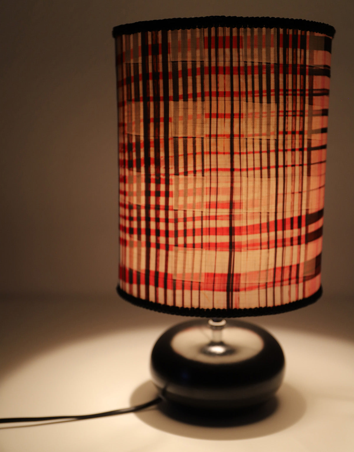 Lampe à poser, pied en céramique noir et abat-jour imprimé