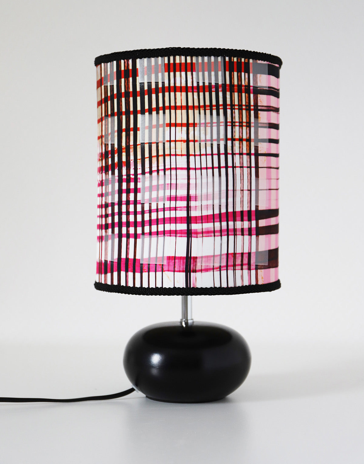 Lampe à poser, pied en céramique noir et abat-jour imprimé