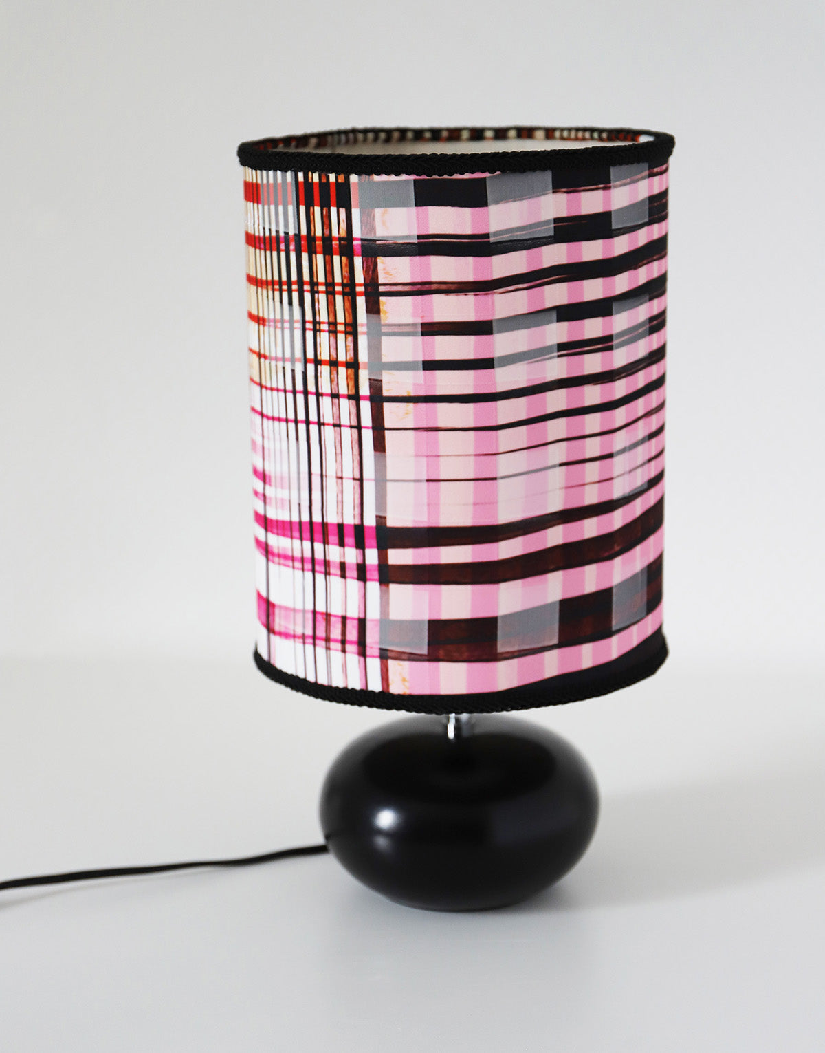 Lampe à poser, pied en céramique noir et abat-jour imprimé