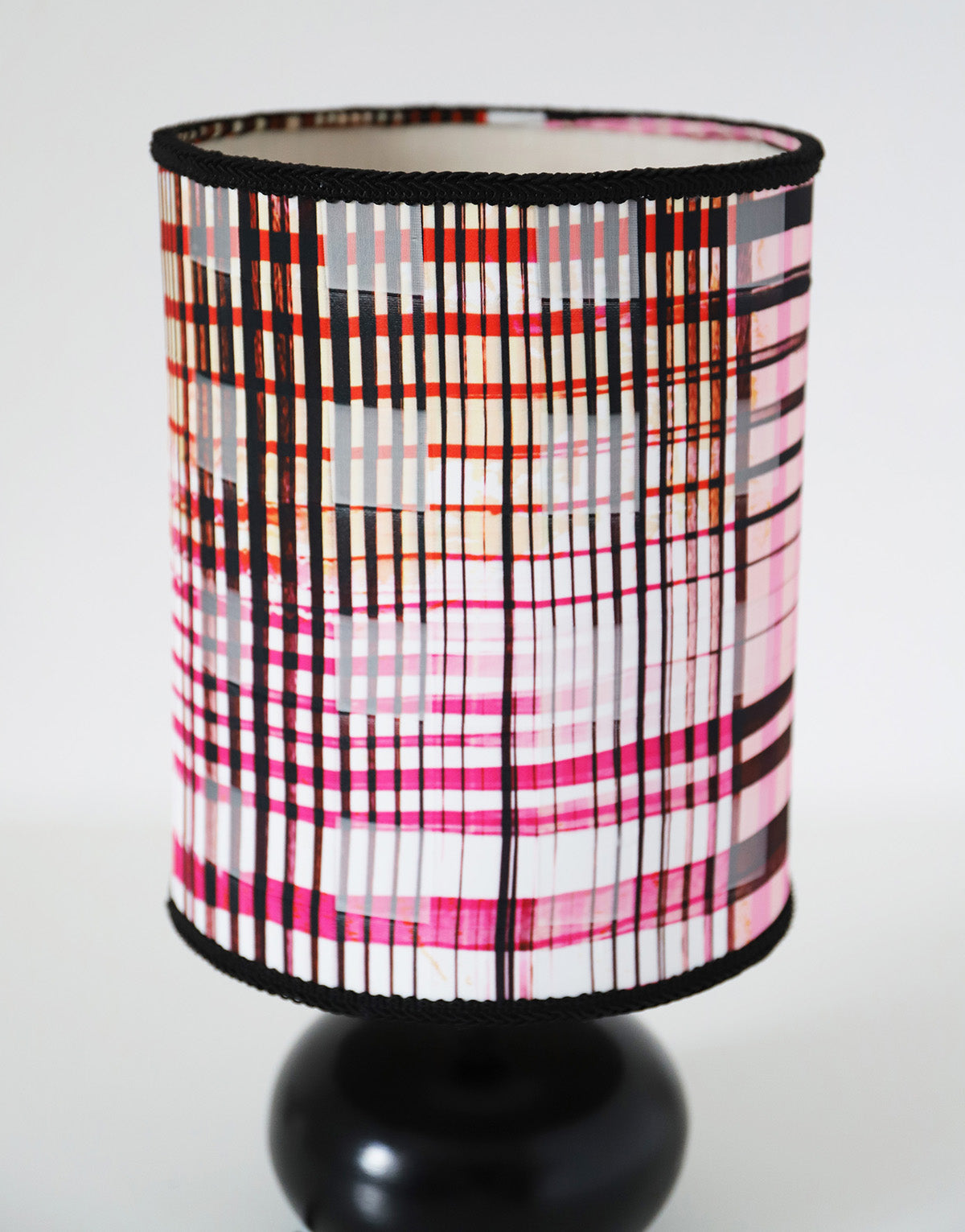 Lampe à poser, pied en céramique noir et abat-jour imprimé