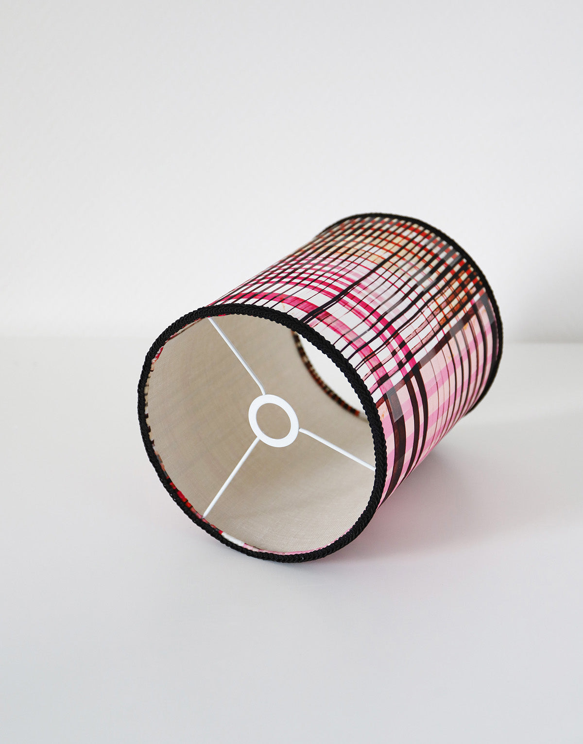 Lampe à poser, pied en céramique noir et abat-jour imprimé