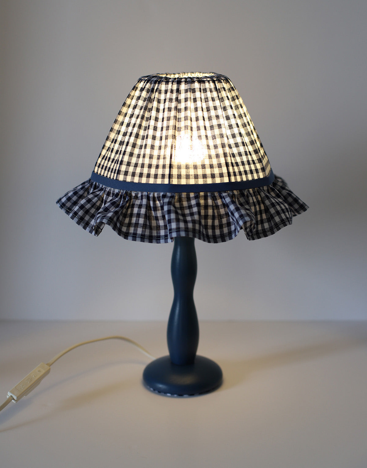 Lampe à poser, pied en bois bleu et abat-jour avec volant