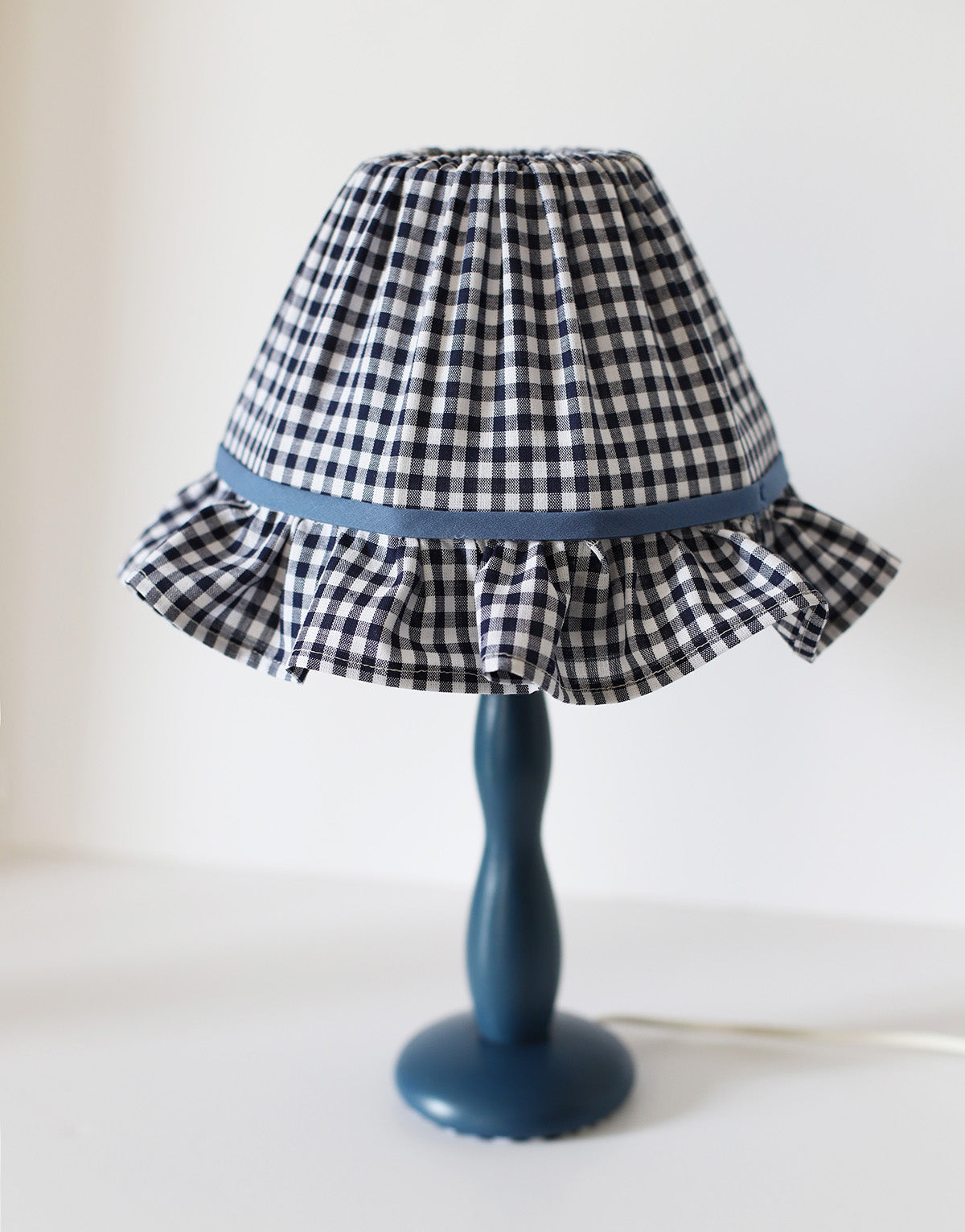 Lampe à poser, pied en bois bleu et abat-jour avec volant