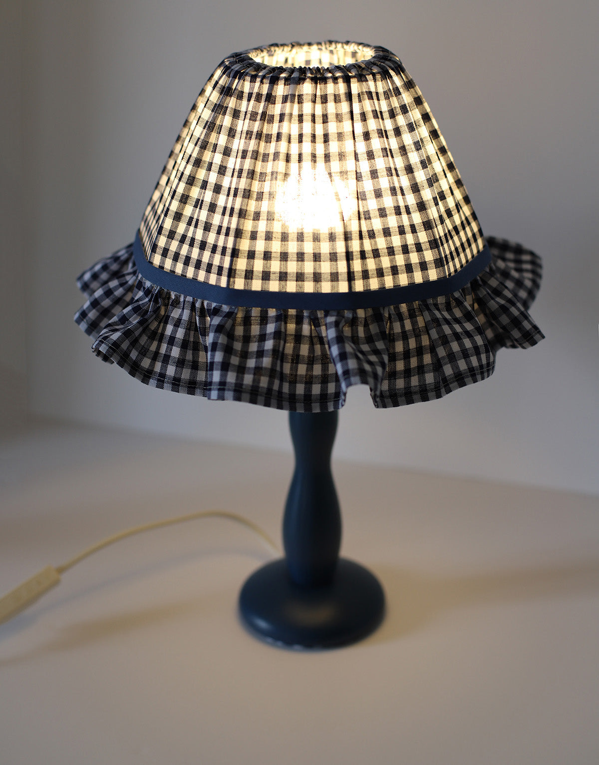 Lampe à poser, pied en bois bleu et abat-jour avec volant