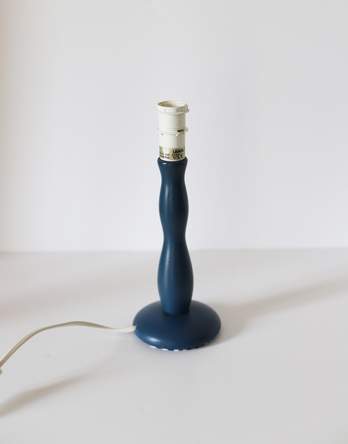 Lampe à poser, pied en bois bleu et abat-jour avec volant