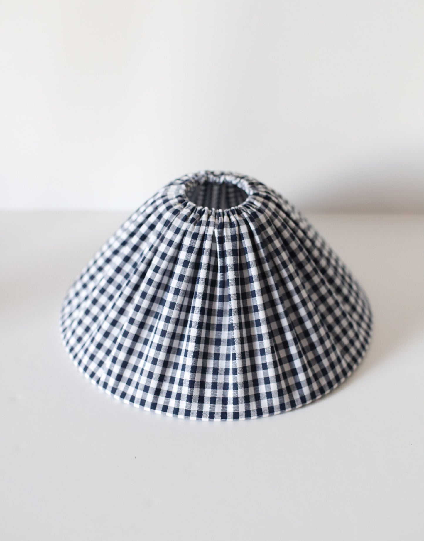 Lampe à poser vintage Hautlalampe : pied en grès d’Alsace bleu et abat-jour Vichy plissé