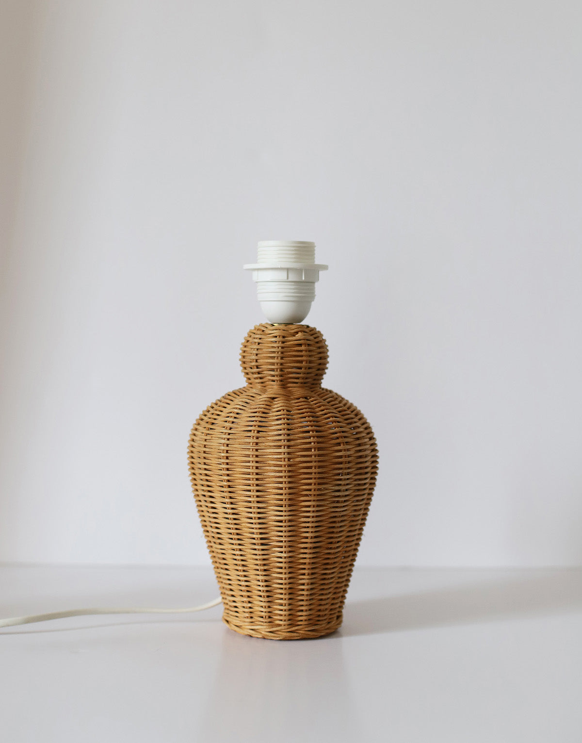 Lampe à poser, pied en rotin années '70 et abat-jour plissé amovible