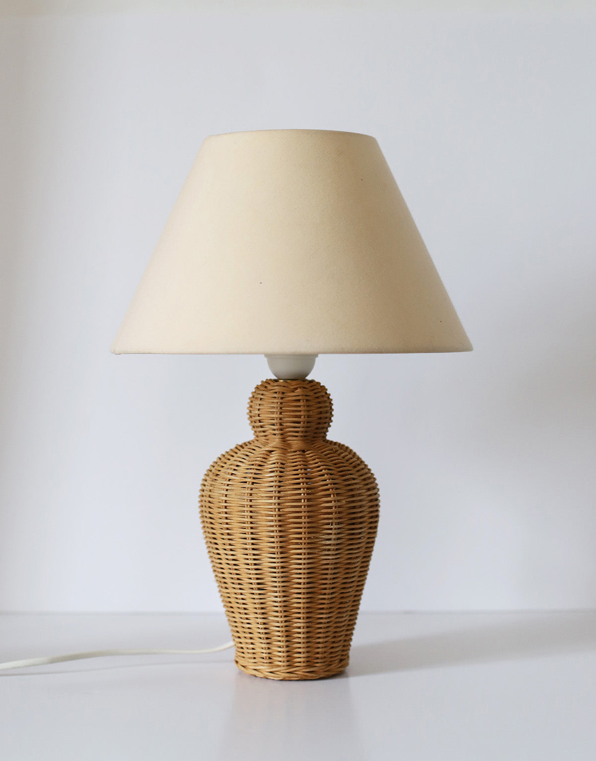 Lampe à poser, pied en rotin années '70 et abat-jour plissé amovible