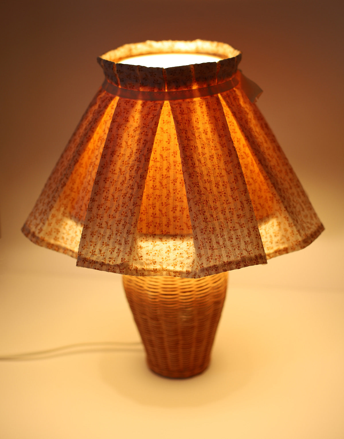 Lampe à poser, pied en rotin années '70 et abat-jour plissé amovible