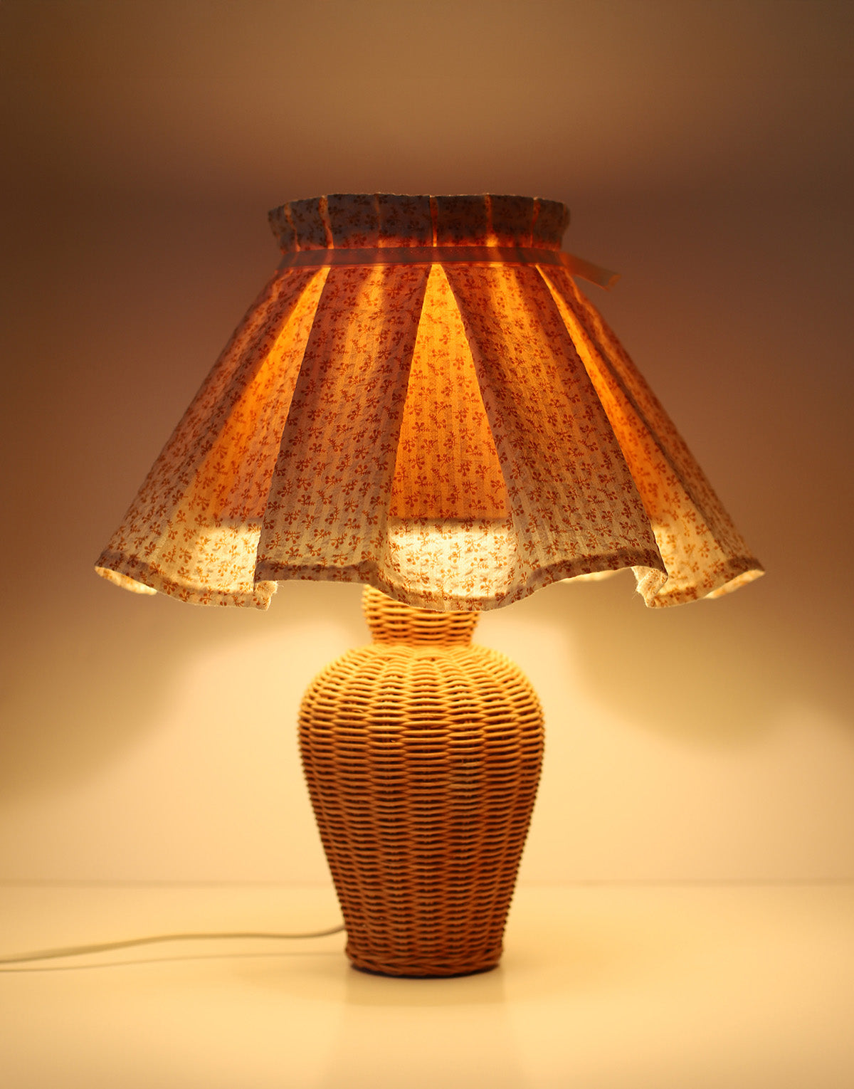 Lampe à poser, pied en rotin années '70 et abat-jour plissé amovible