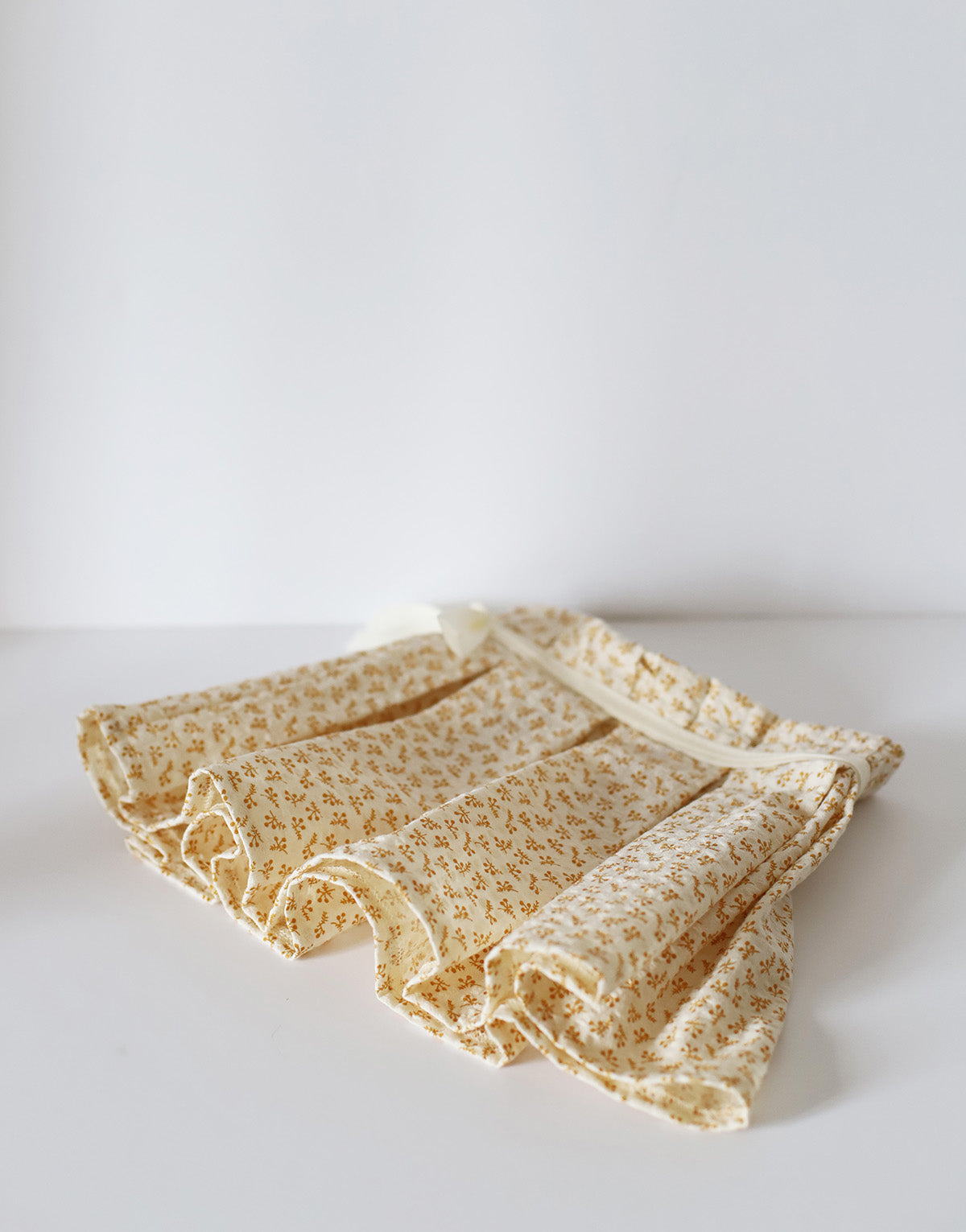 Lampe à poser vintage Hautlalampe – pied en bois sculpté, abat-jour plissé fleuri