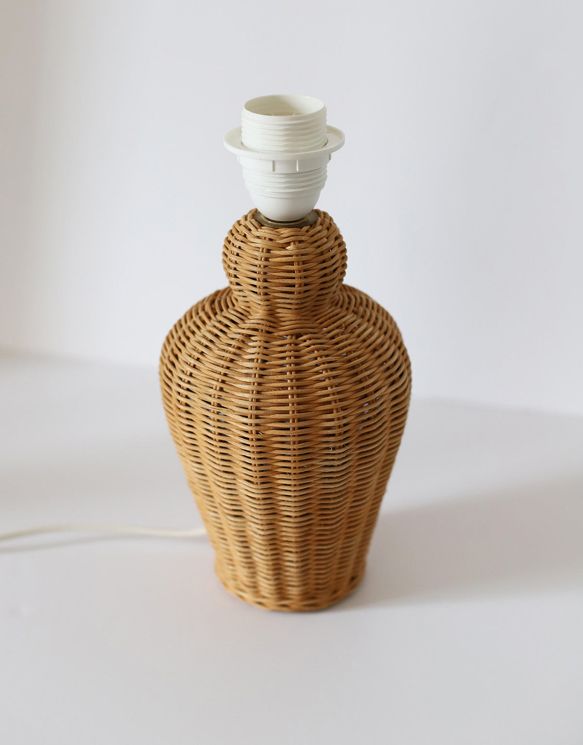 Lampe à poser, pied en rotin années '70 et abat-jour plissé amovible