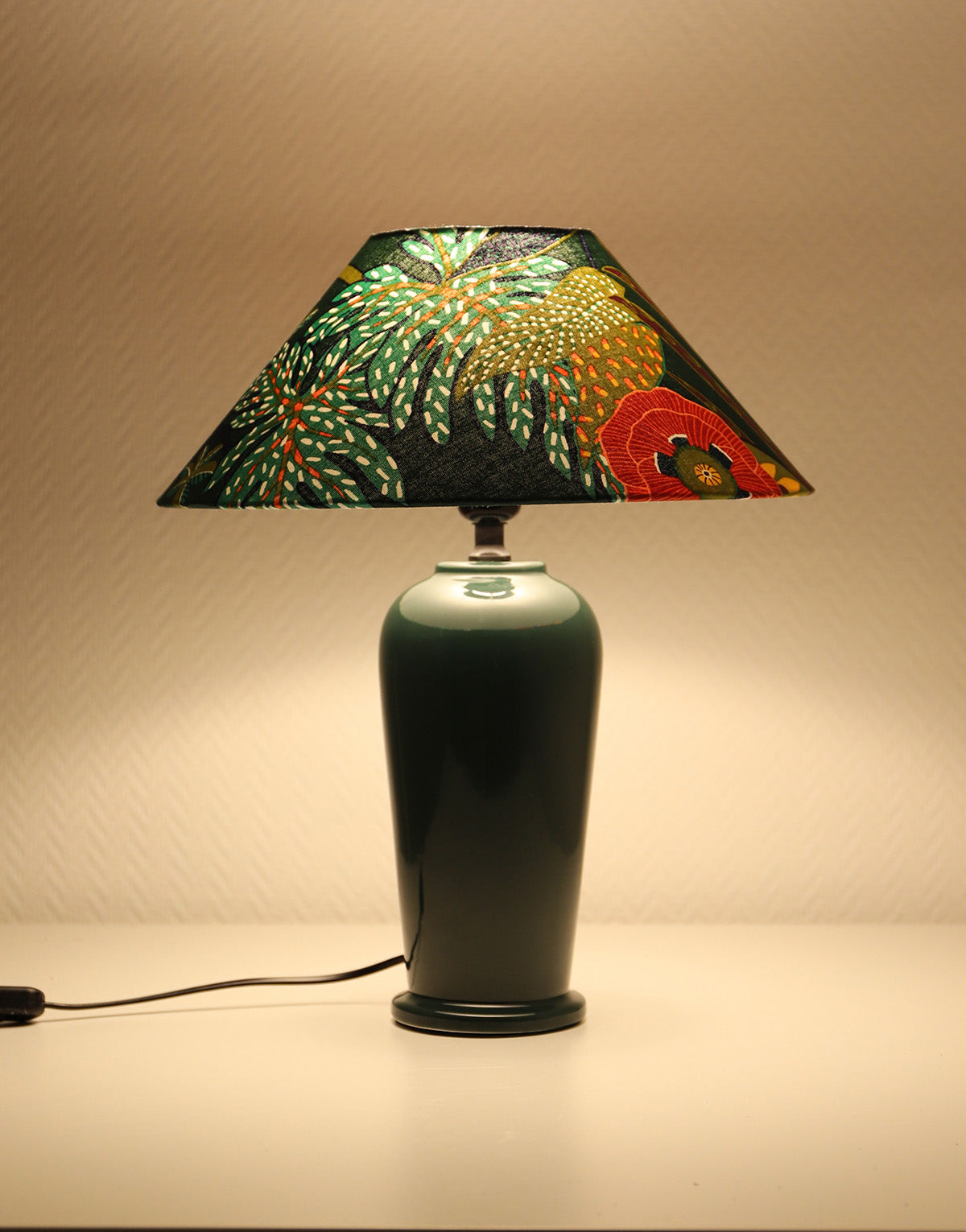 Lampe à poser, pied en céramique émaillée vert et abat-jour conique imprimé