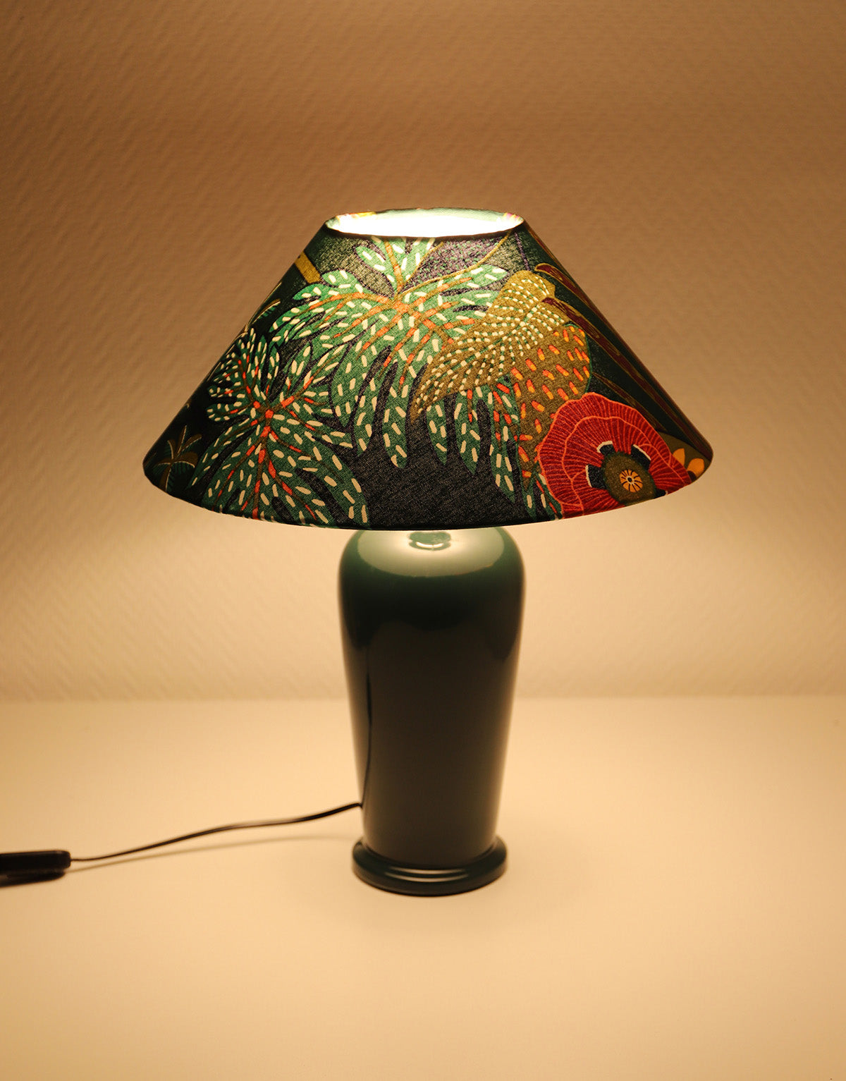 Lampe à poser, pied en céramique émaillée vert et abat-jour conique imprimé