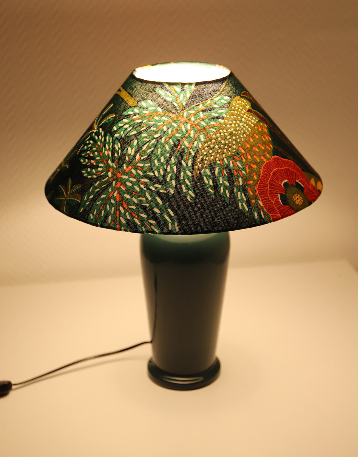 Lampe à poser, pied en céramique émaillée vert et abat-jour conique imprimé