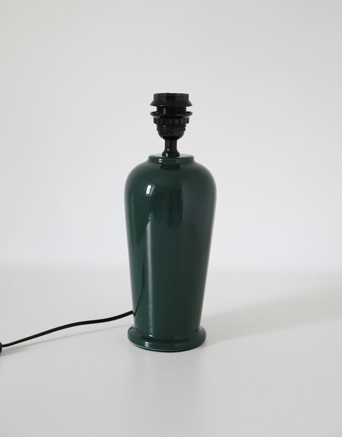Lampe à poser, pied en céramique émaillée vert et abat-jour conique imprimé