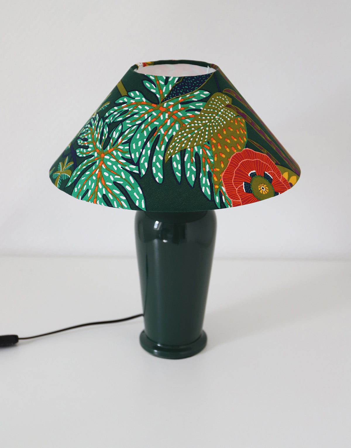 Lampe à poser, pied en céramique émaillée vert et abat-jour conique imprimé