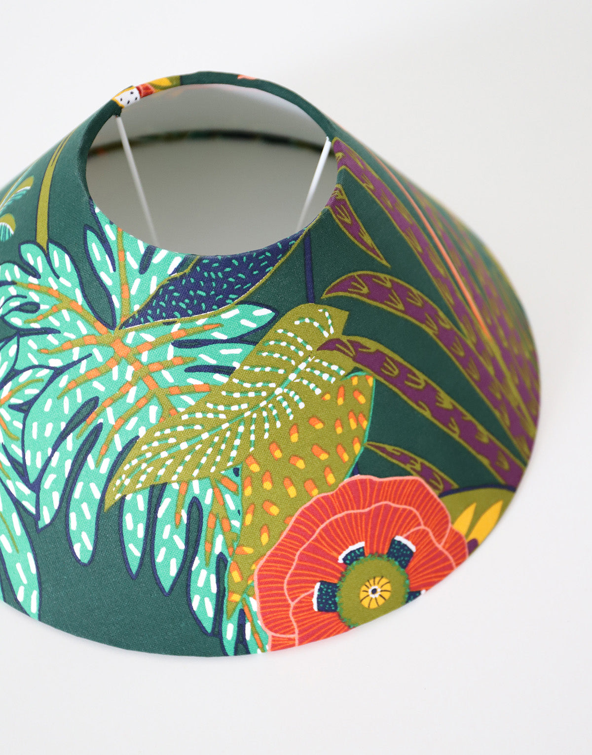 Lampe à poser, pied en céramique émaillée vert et abat-jour conique imprimé