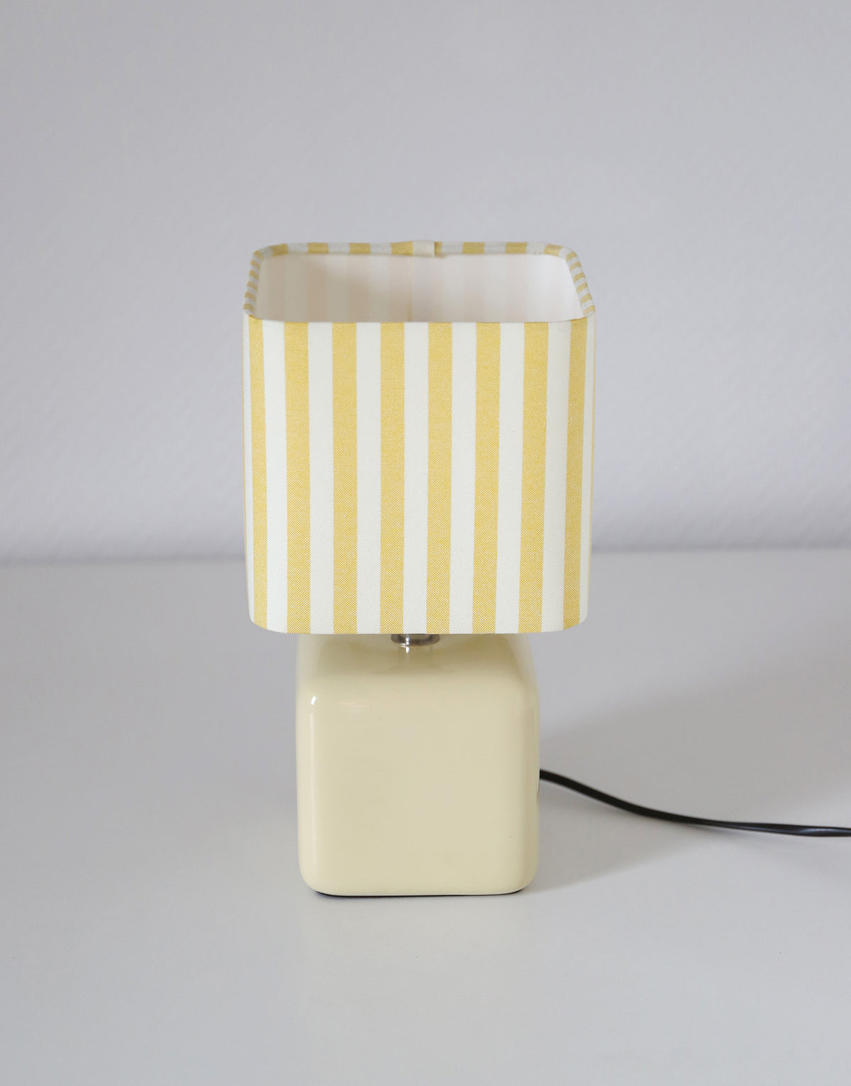 Lampe vintage recyclée — pied cube céramique vanille, abat-jour rayé