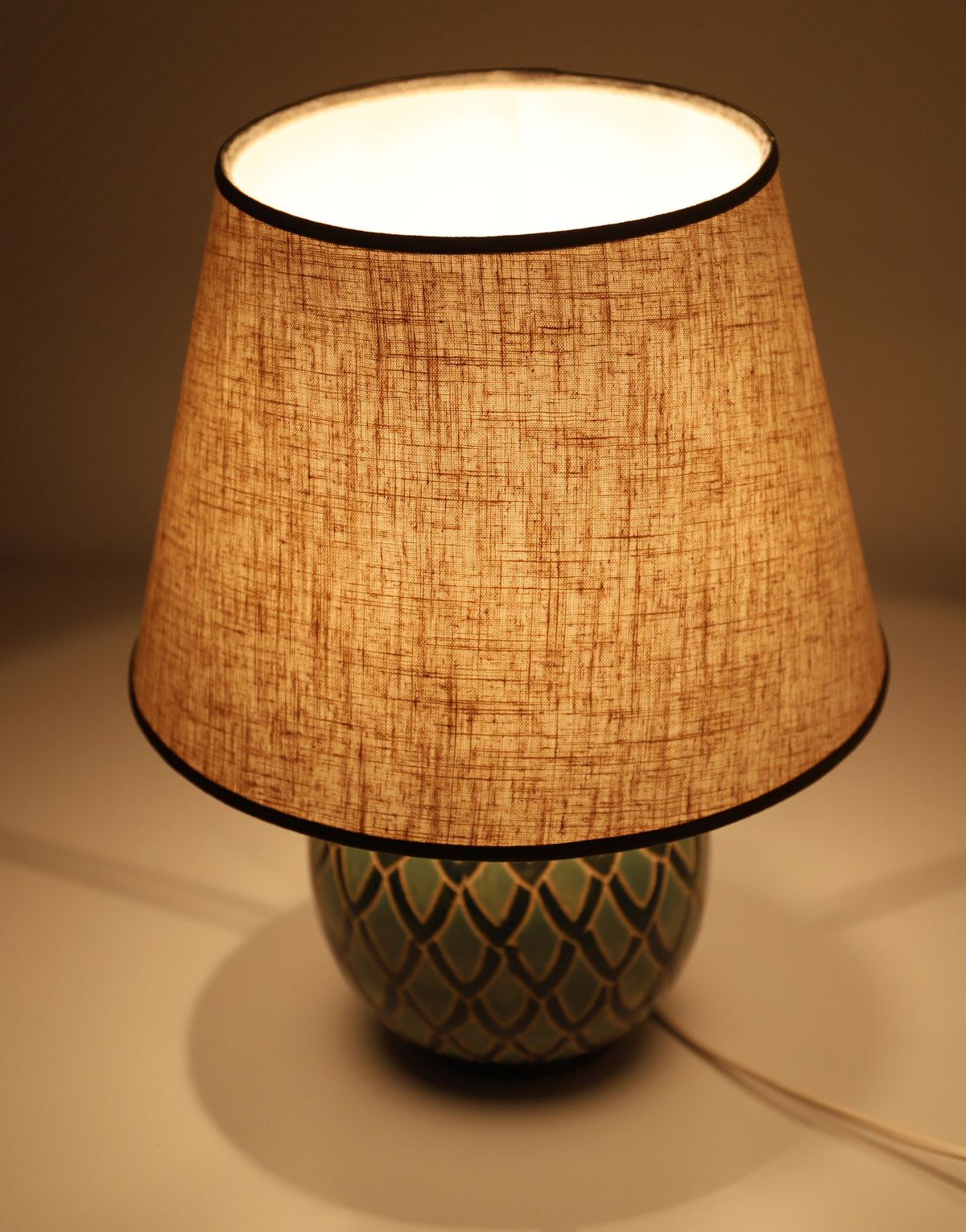 Lampe vintage recyclée — pied boule céramique art déco et abat-jour lin