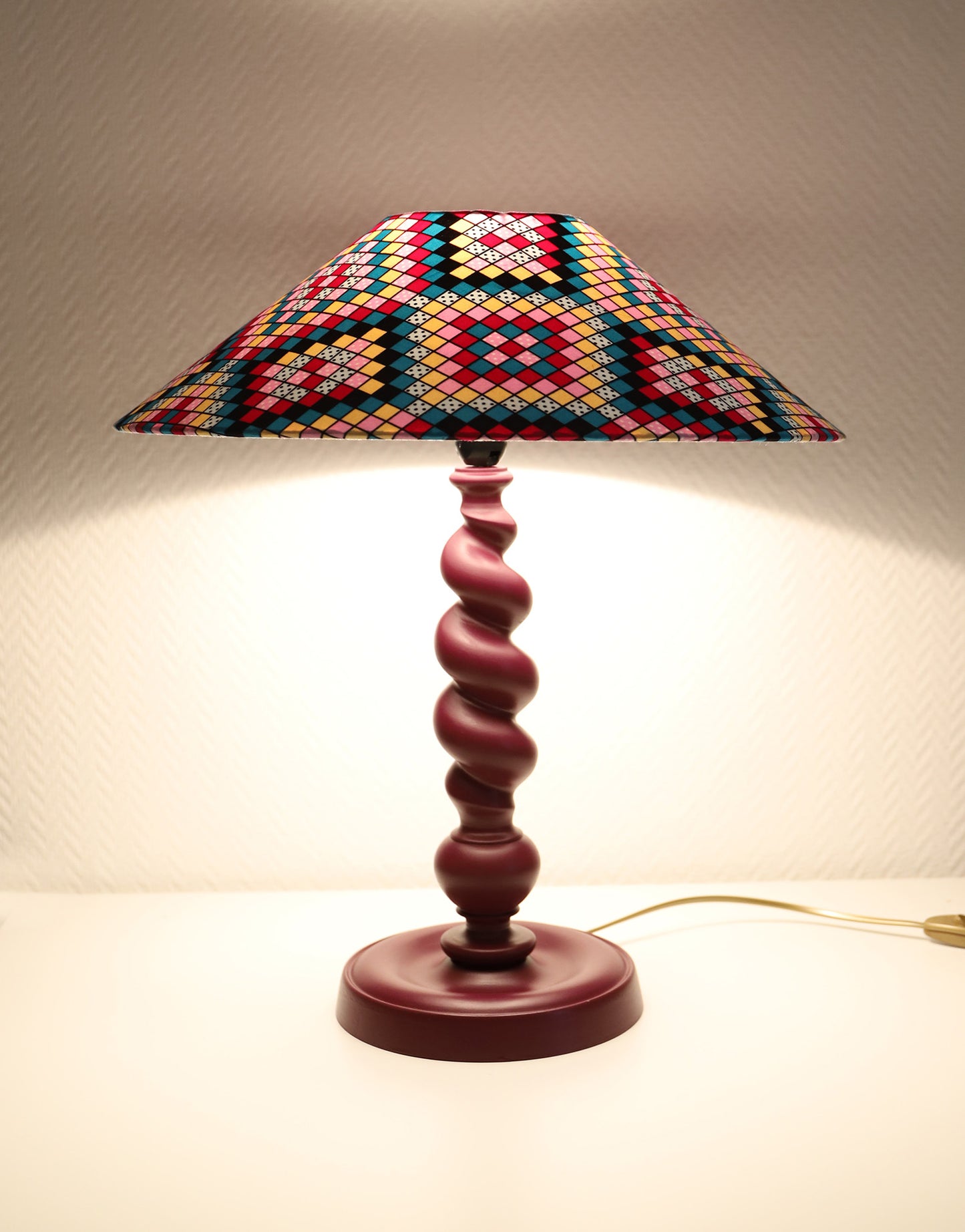 Lampe à poser, pied en bois tourné et abat-jour conique imprimé