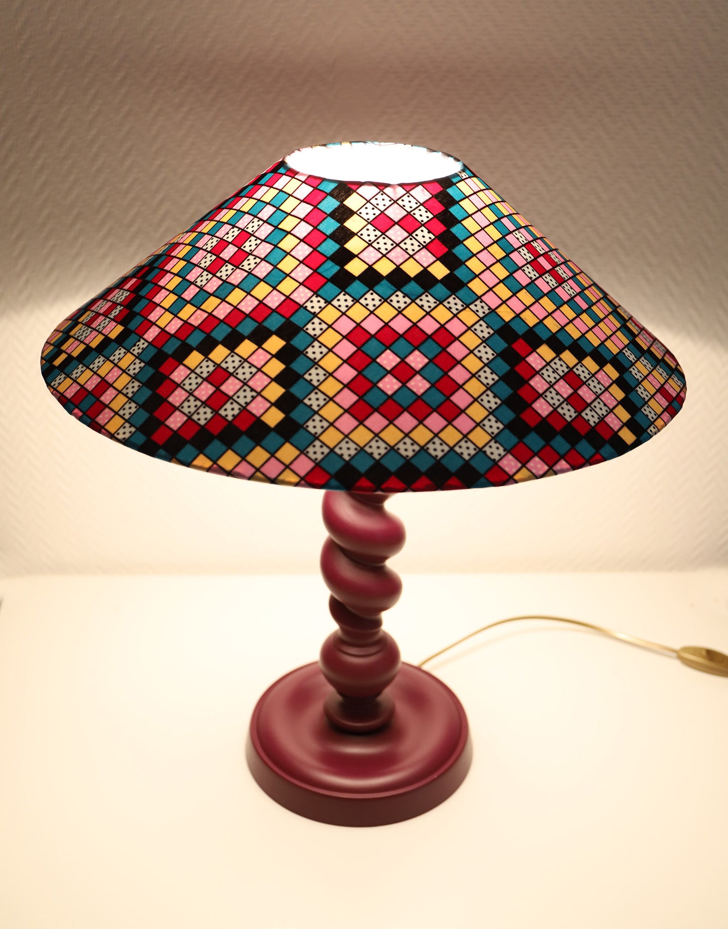 Lampe à poser, pied en bois tourné et abat-jour conique imprimé