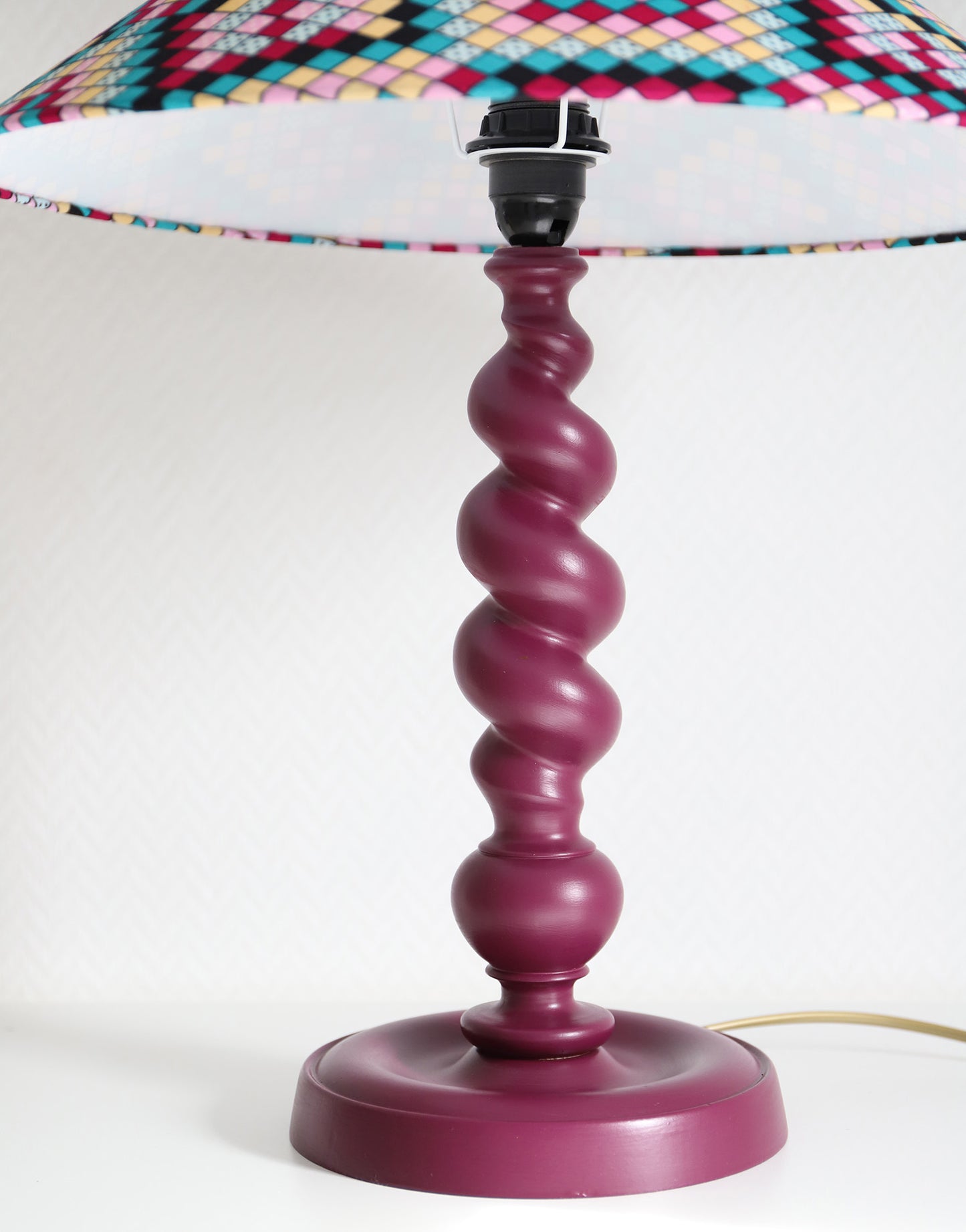 Lampe à poser, pied en bois tourné et abat-jour conique imprimé