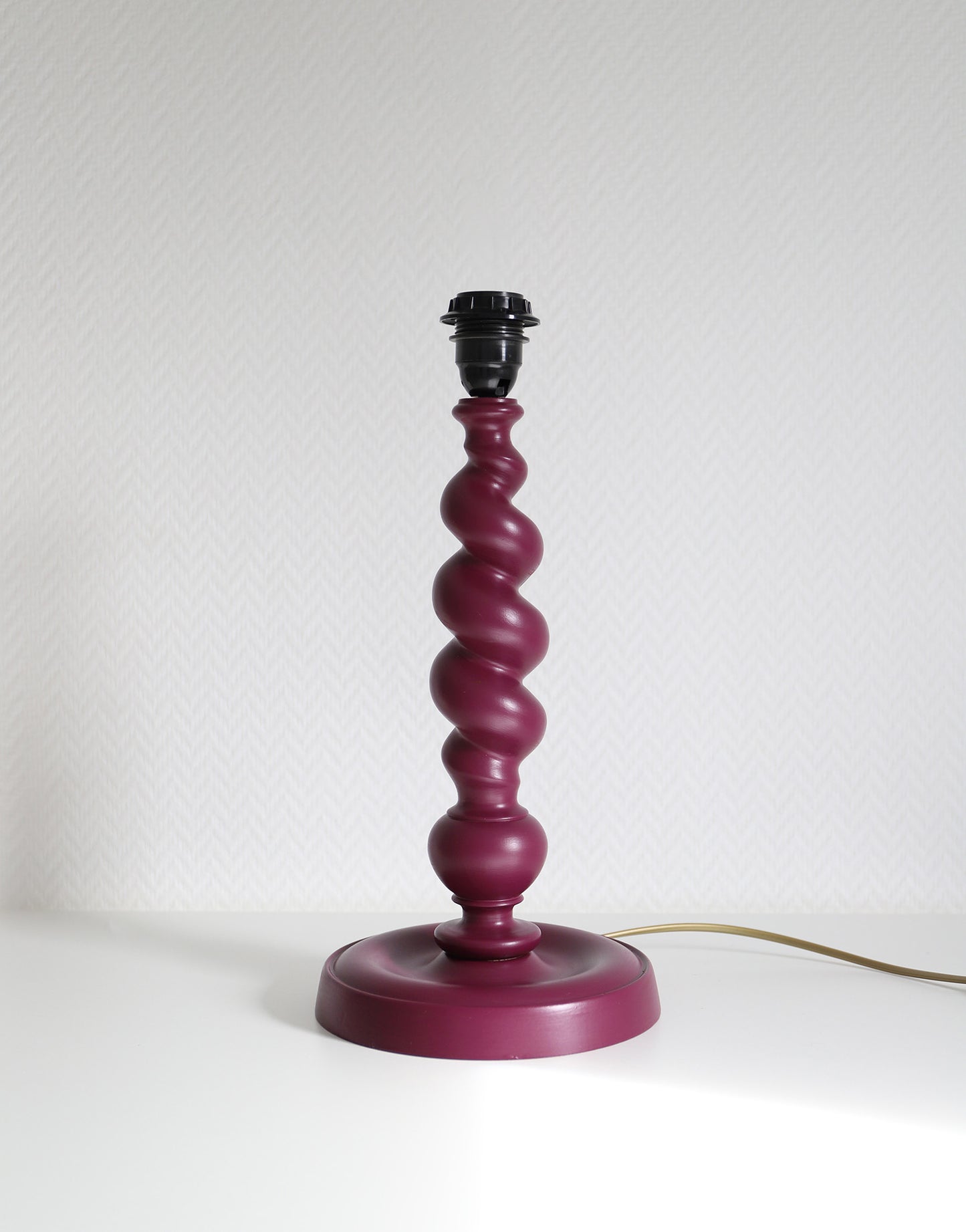 Lampe à poser, pied en bois tourné et abat-jour conique imprimé