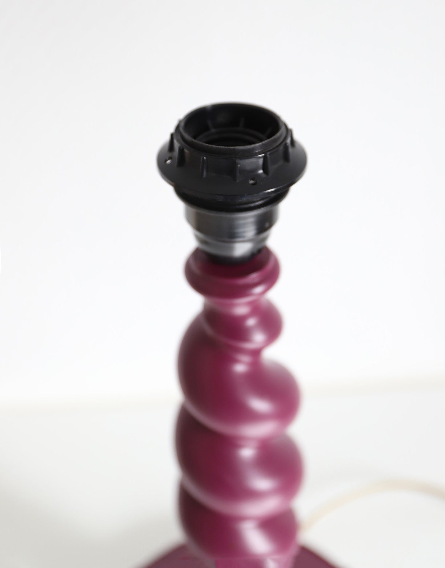 Lampe à poser, pied en bois tourné et abat-jour conique imprimé