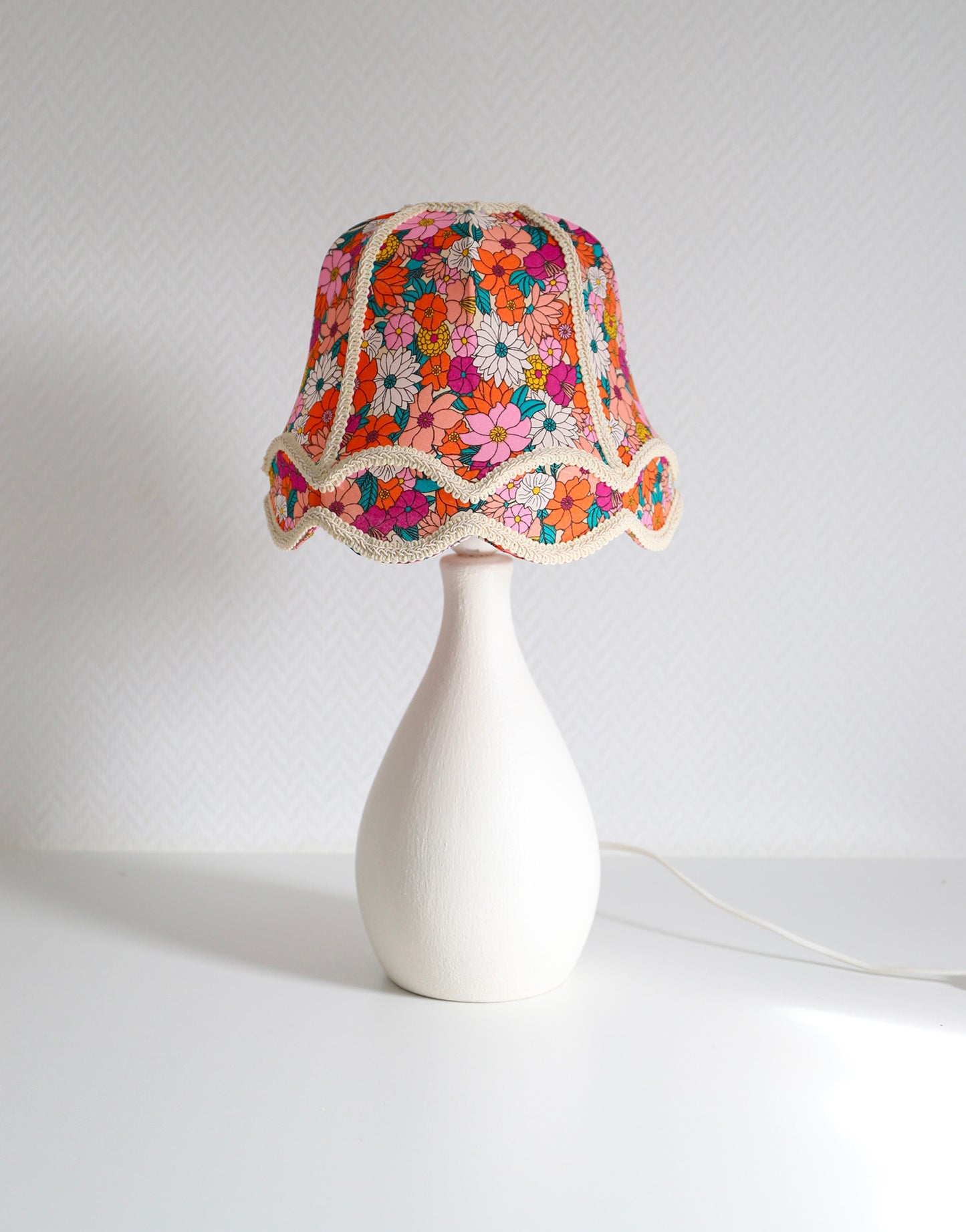 Lampe à poser, pied en céramique et abat-jour ancien forme "cloche"