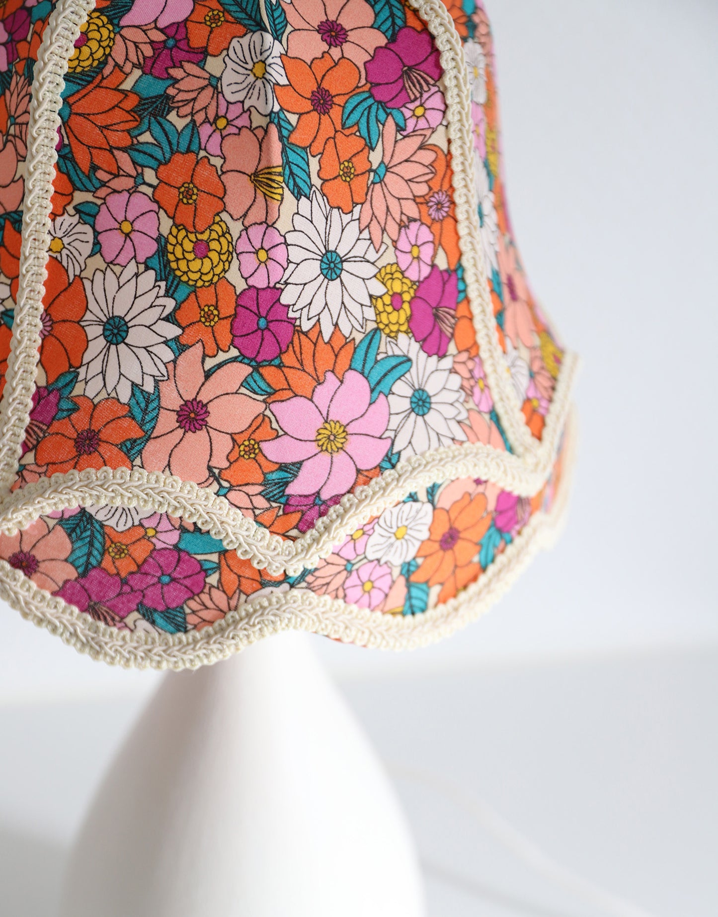 Lampe à poser, pied en céramique et abat-jour ancien forme "cloche"