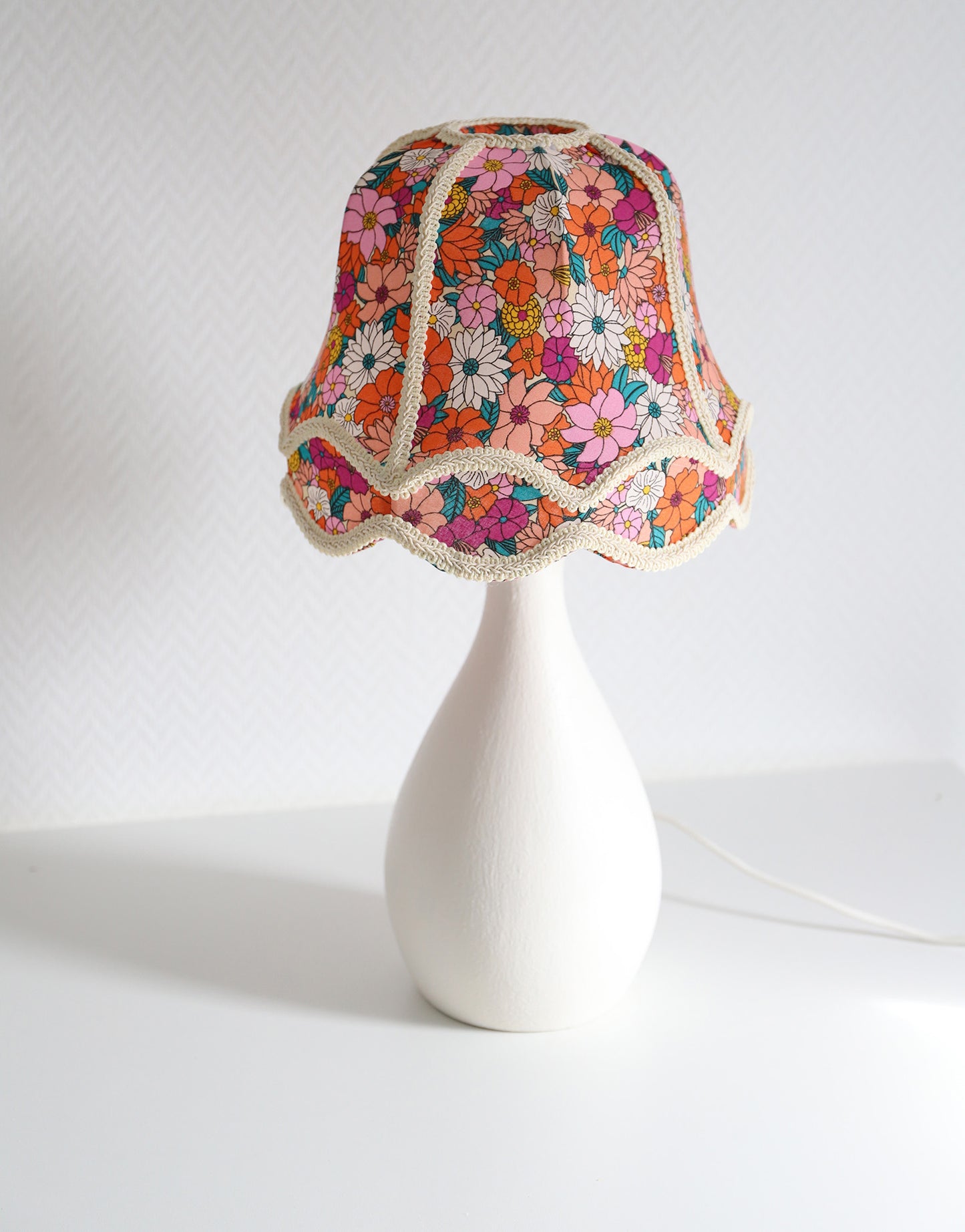 Lampe à poser, pied en céramique et abat-jour ancien forme "cloche"