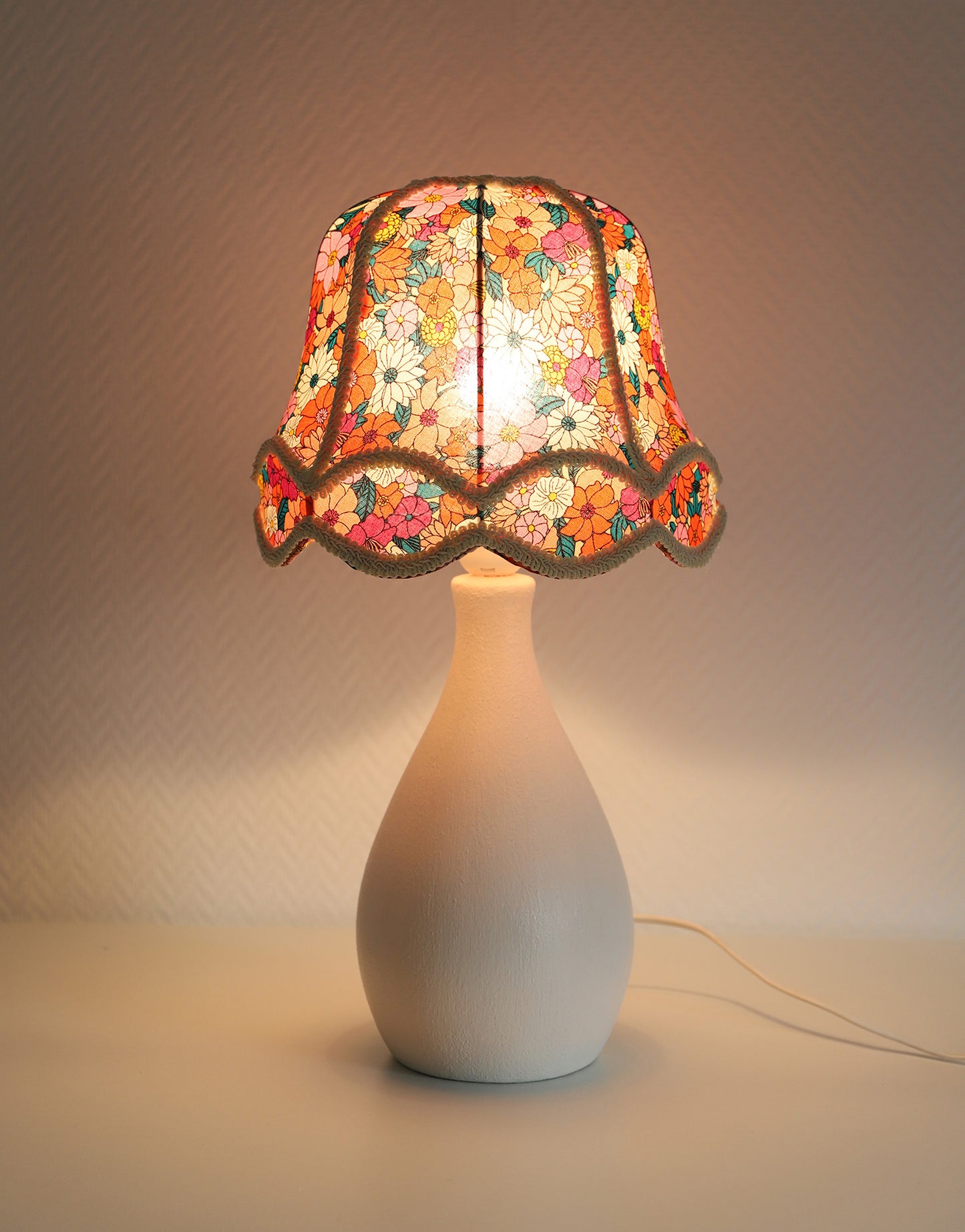Lampe à poser, pied en céramique et abat-jour ancien forme "cloche"