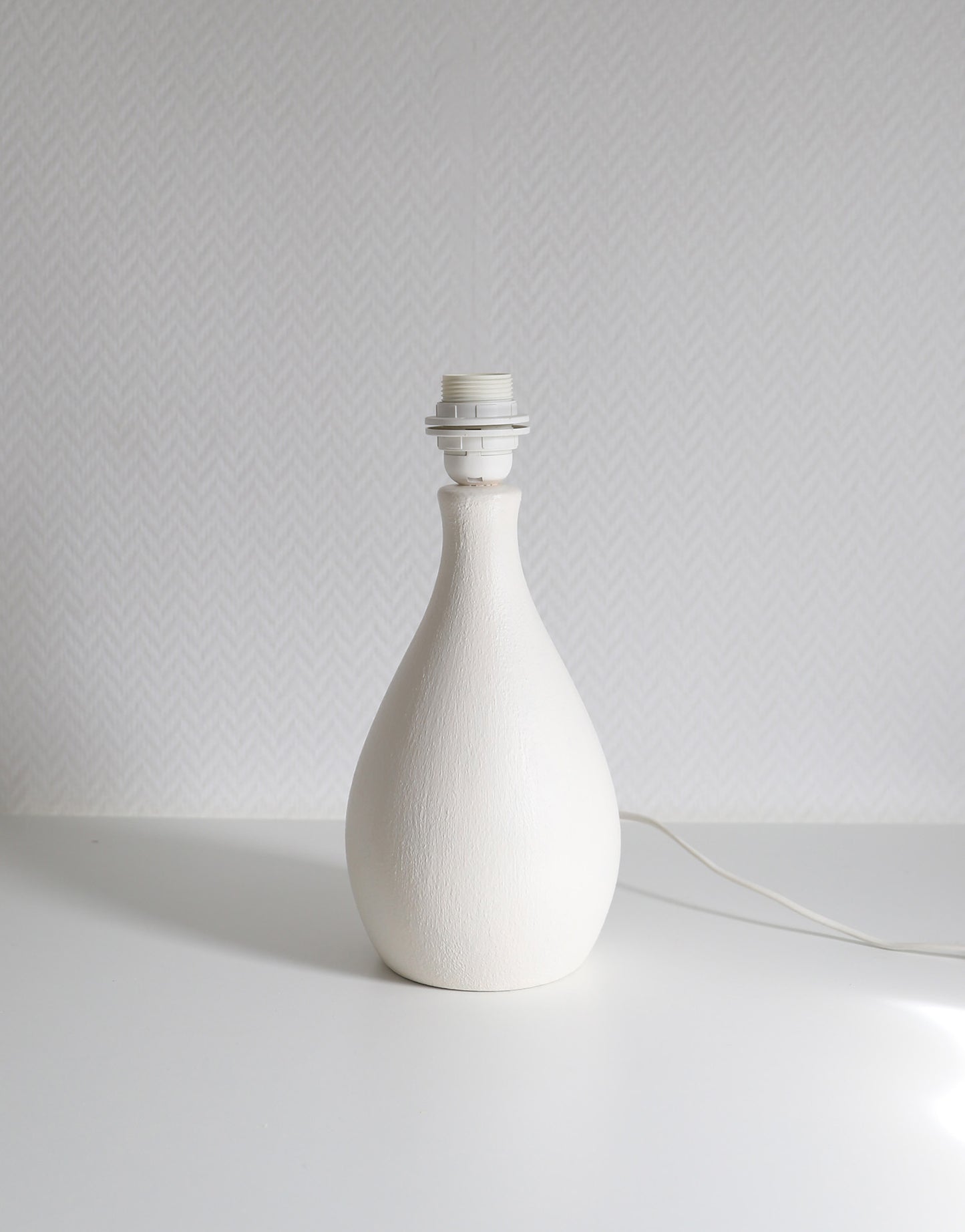 Lampe à poser, pied en céramique et abat-jour ancien forme "cloche"