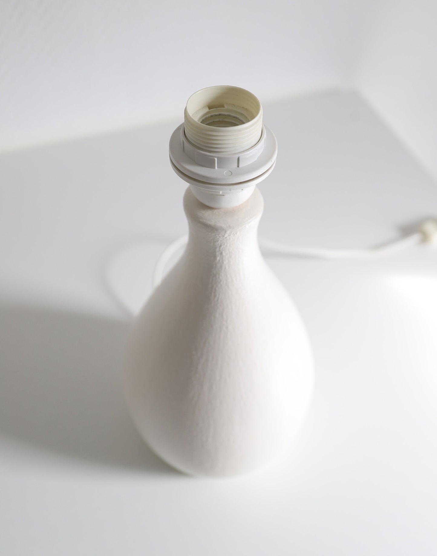 Lampe à poser, pied en céramique et abat-jour ancien forme "cloche"