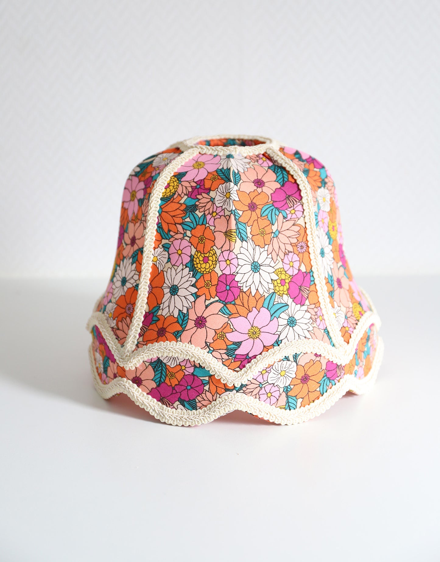 Lampe à poser, pied en céramique et abat-jour ancien forme "cloche"