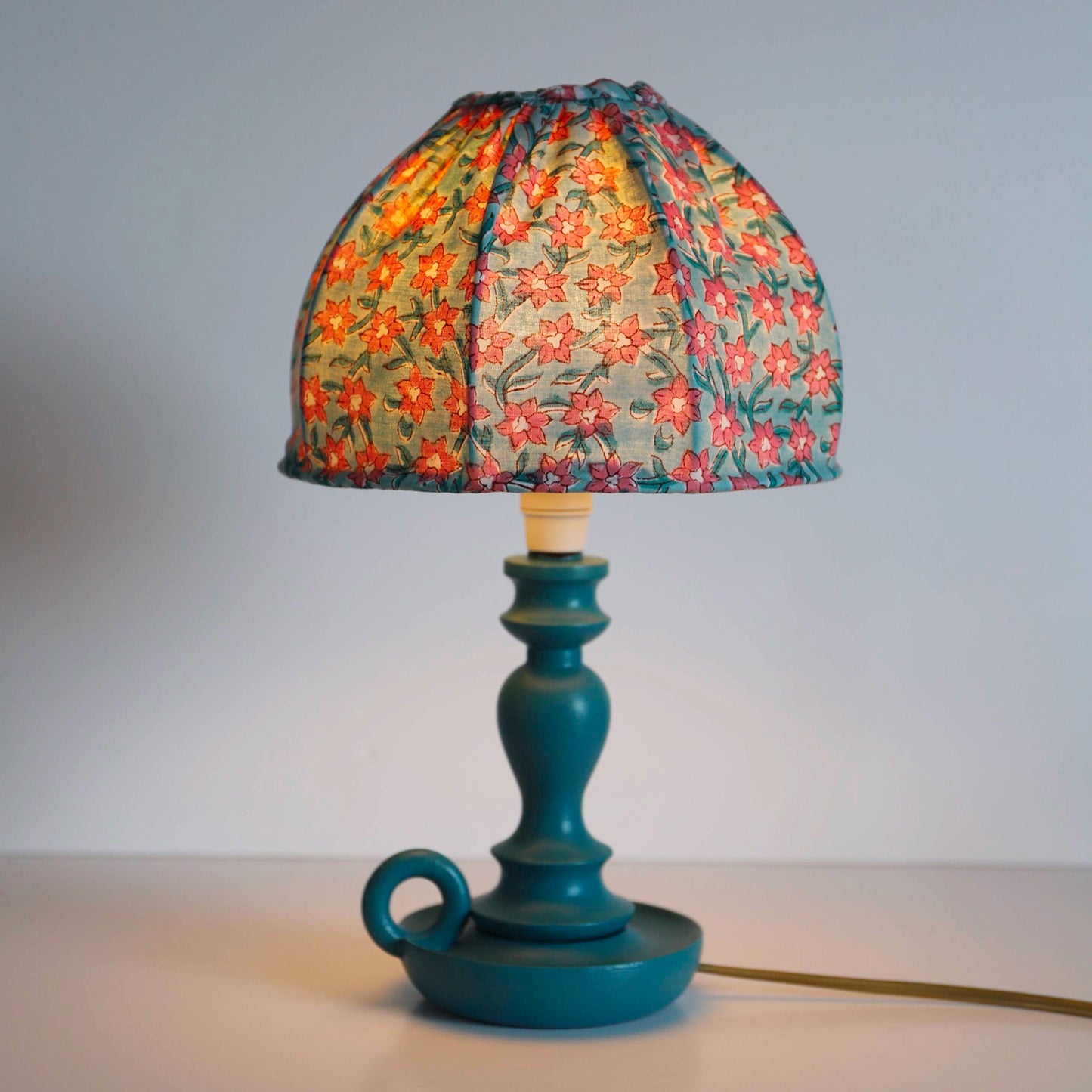 Petite lampe bougeoir à poser, abat-jour fleurie
