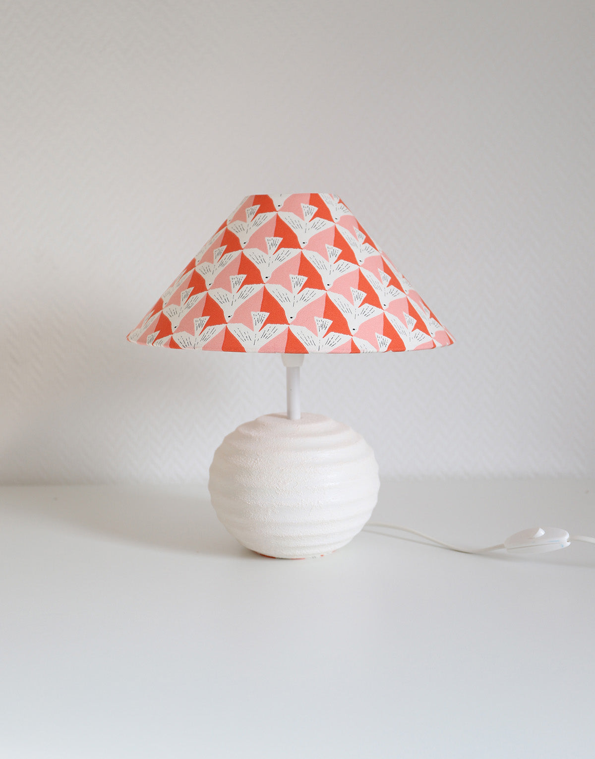 Petite lampe à poser, pied en céramique et abat-jour conique imprimé