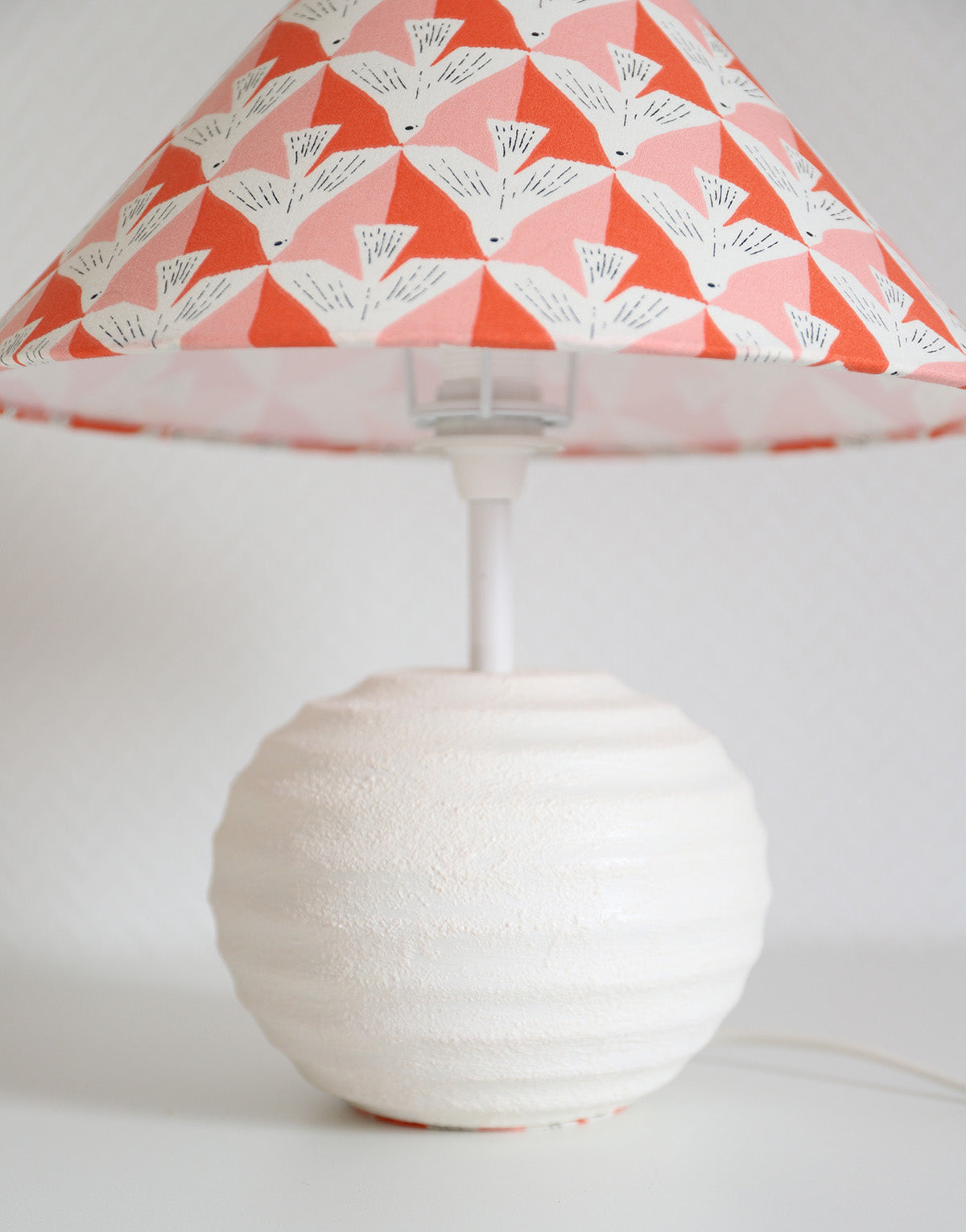 Petite lampe à poser, pied en céramique et abat-jour conique imprimé