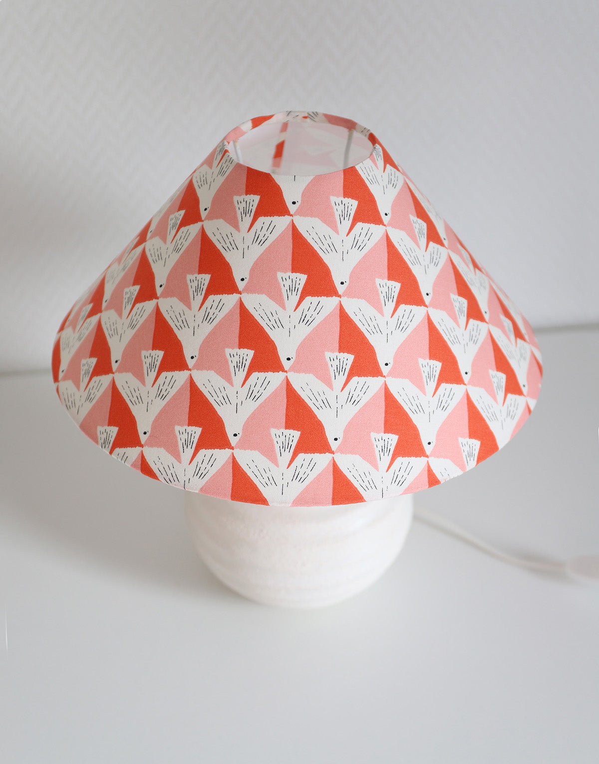 Petite lampe à poser, pied en céramique et abat-jour conique imprimé