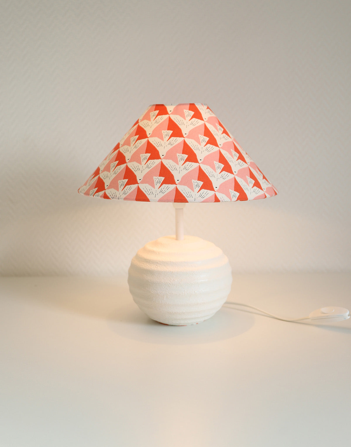 Petite lampe à poser, pied en céramique et abat-jour conique imprimé
