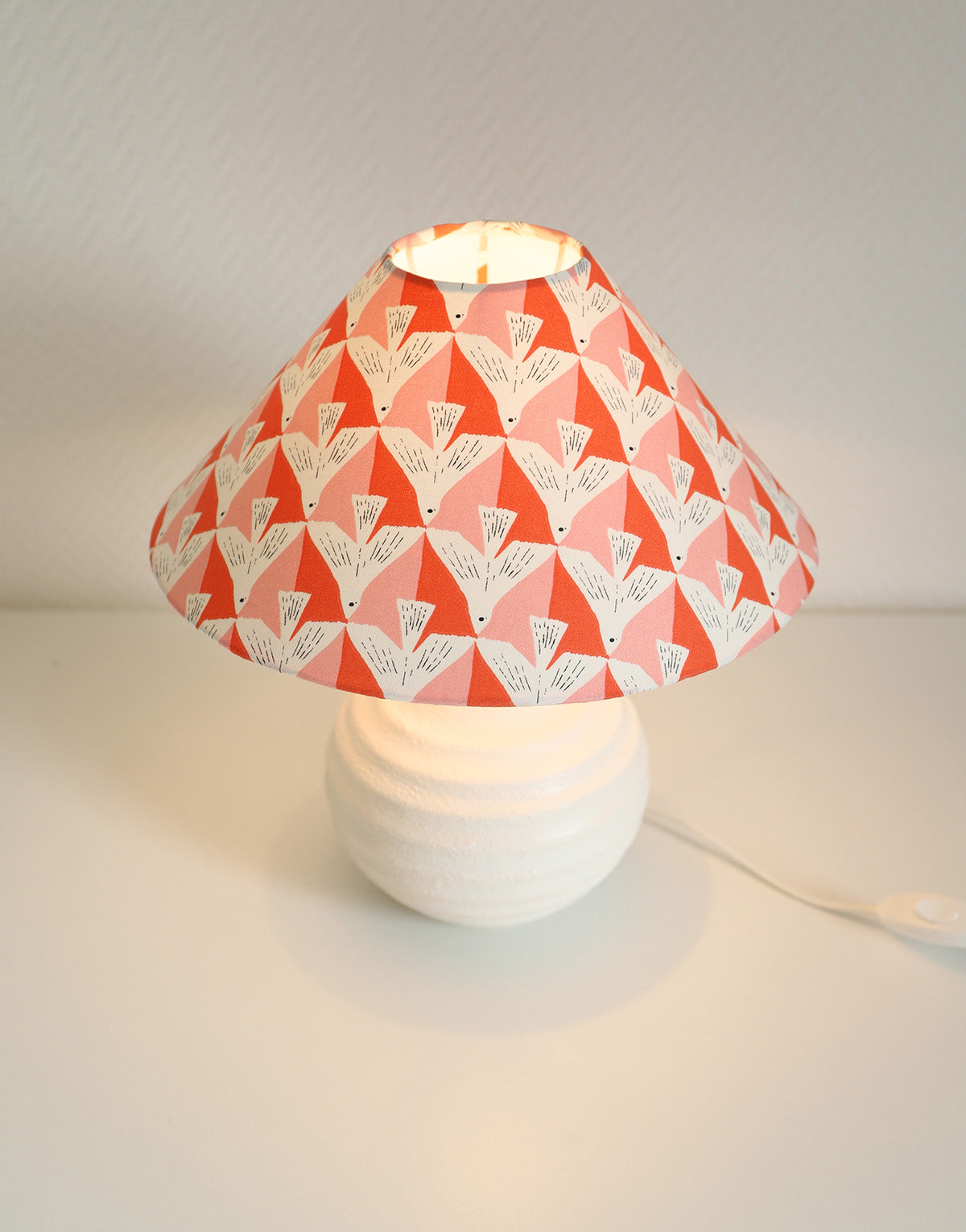 Petite lampe à poser, pied en céramique et abat-jour conique imprimé