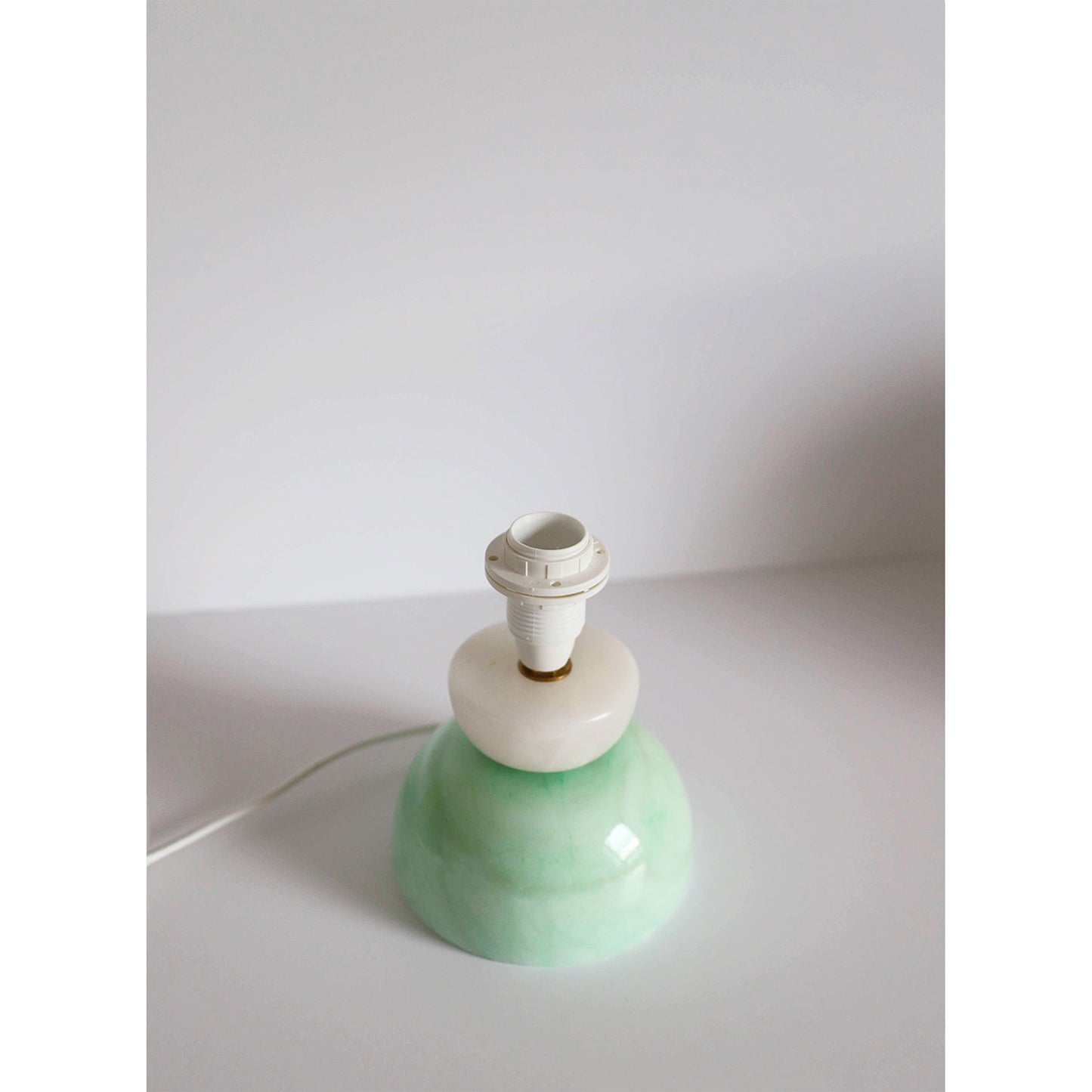 Lampe à poser vintage, pied en pierre bicolore et abat-jour imprimé
