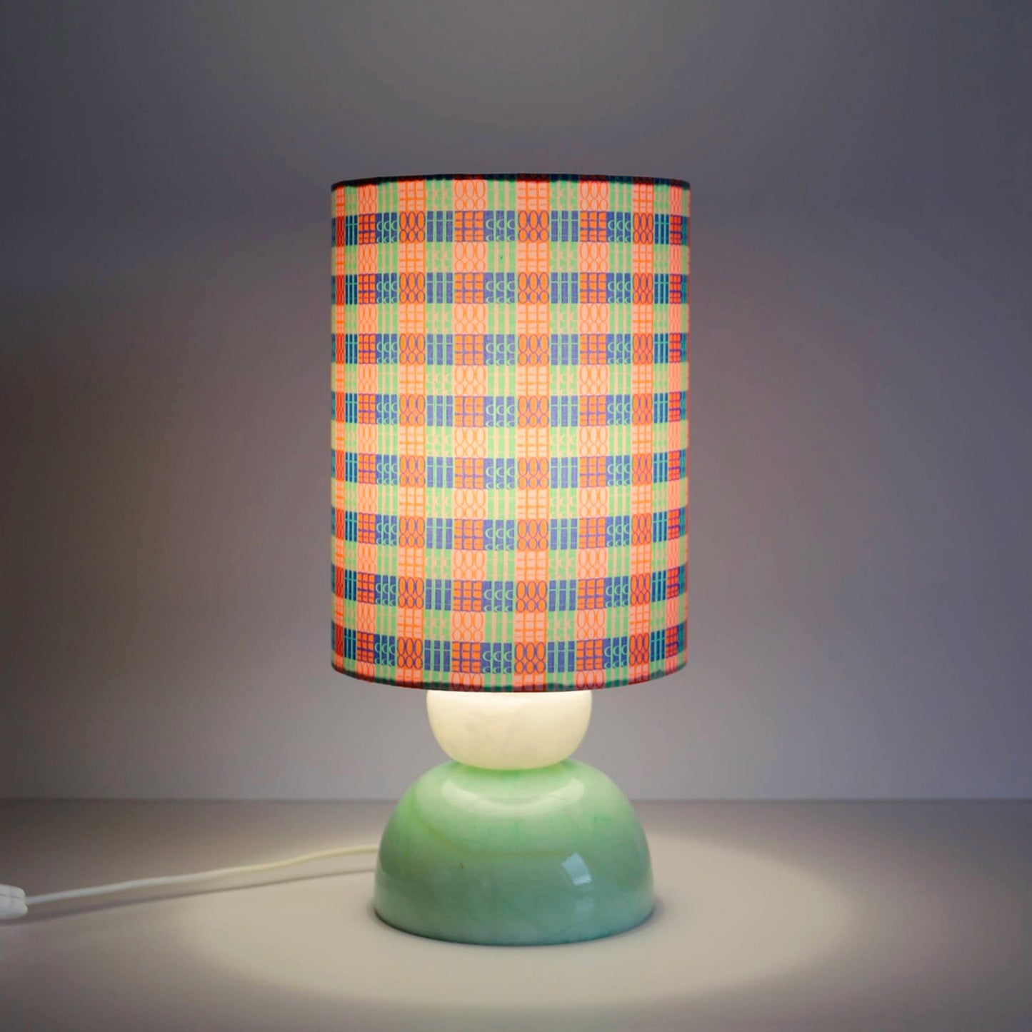 Lampe à poser vintage, pied en pierre bicolore et abat-jour imprimé