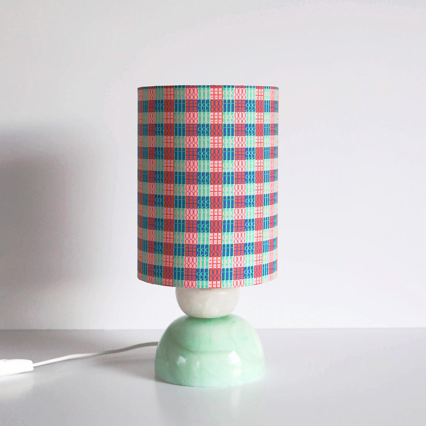 Lampe à poser vintage, pied en pierre bicolore et abat-jour imprimé