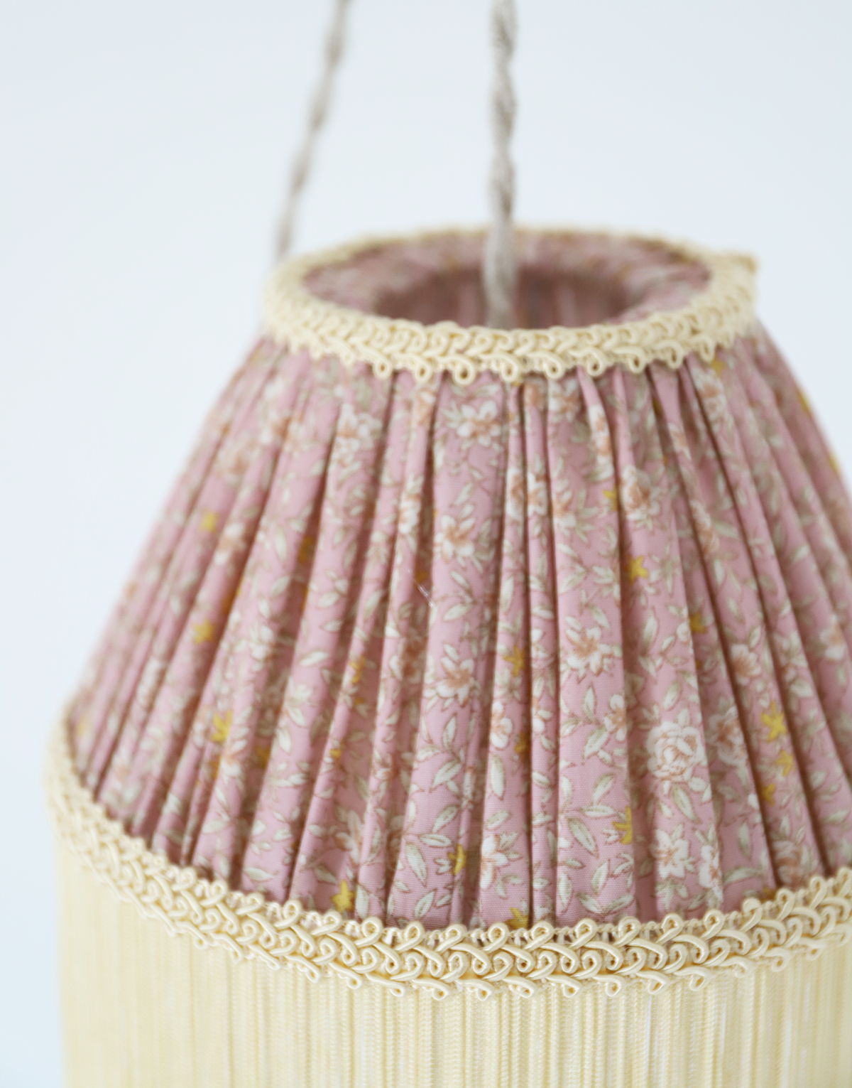 Petite baladeuse vintage, fleurie avec finition franges